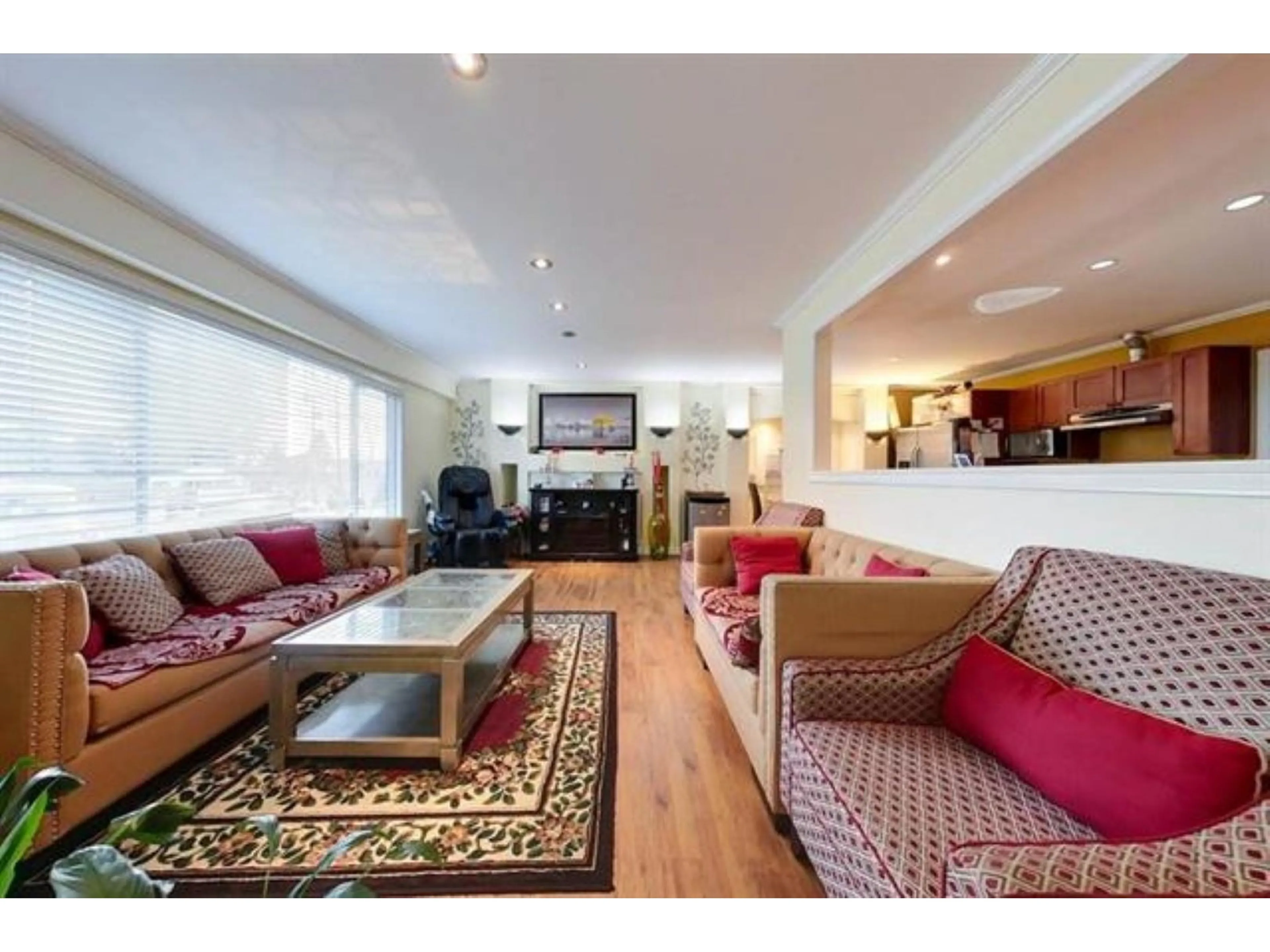 Living room with furniture, wood/laminate floor for 11435 88, Delta British Columbia V4C3B8