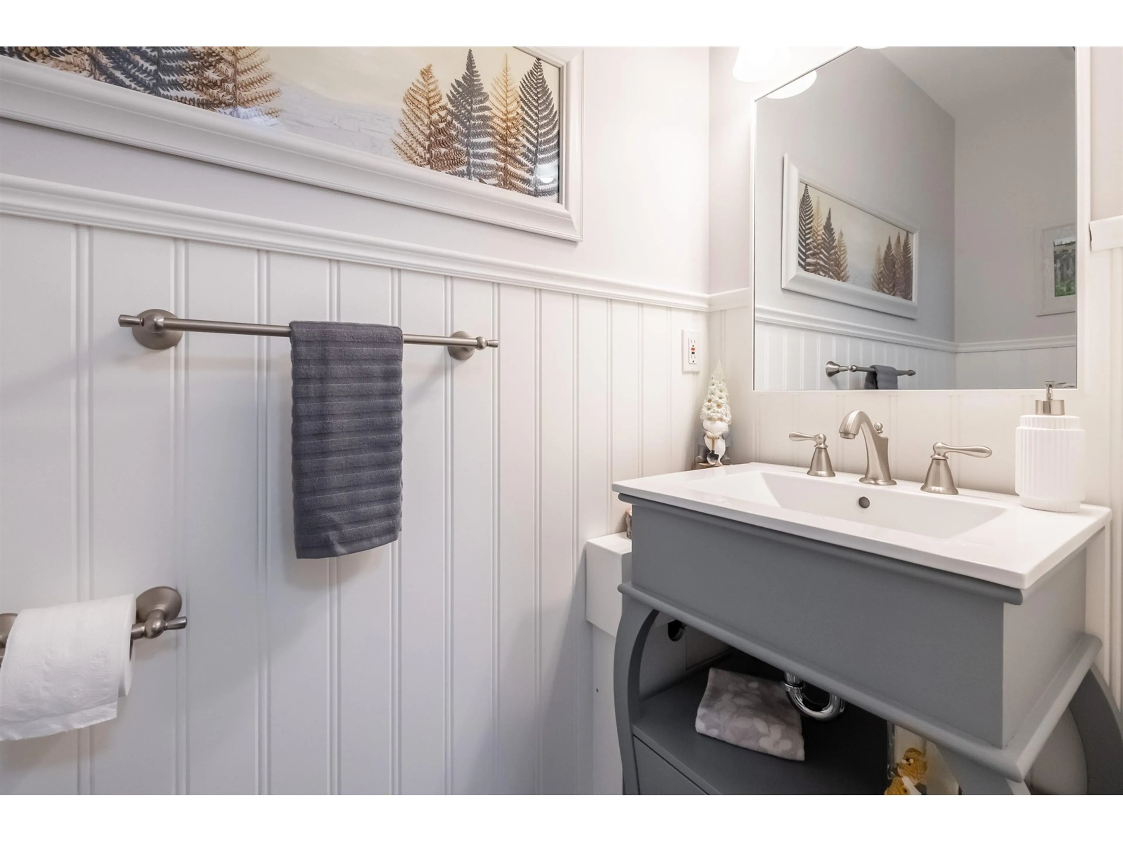 Standard bathroom, ceramic/tile floor for 859 HABGOOD, White Rock British Columbia V4B4W4