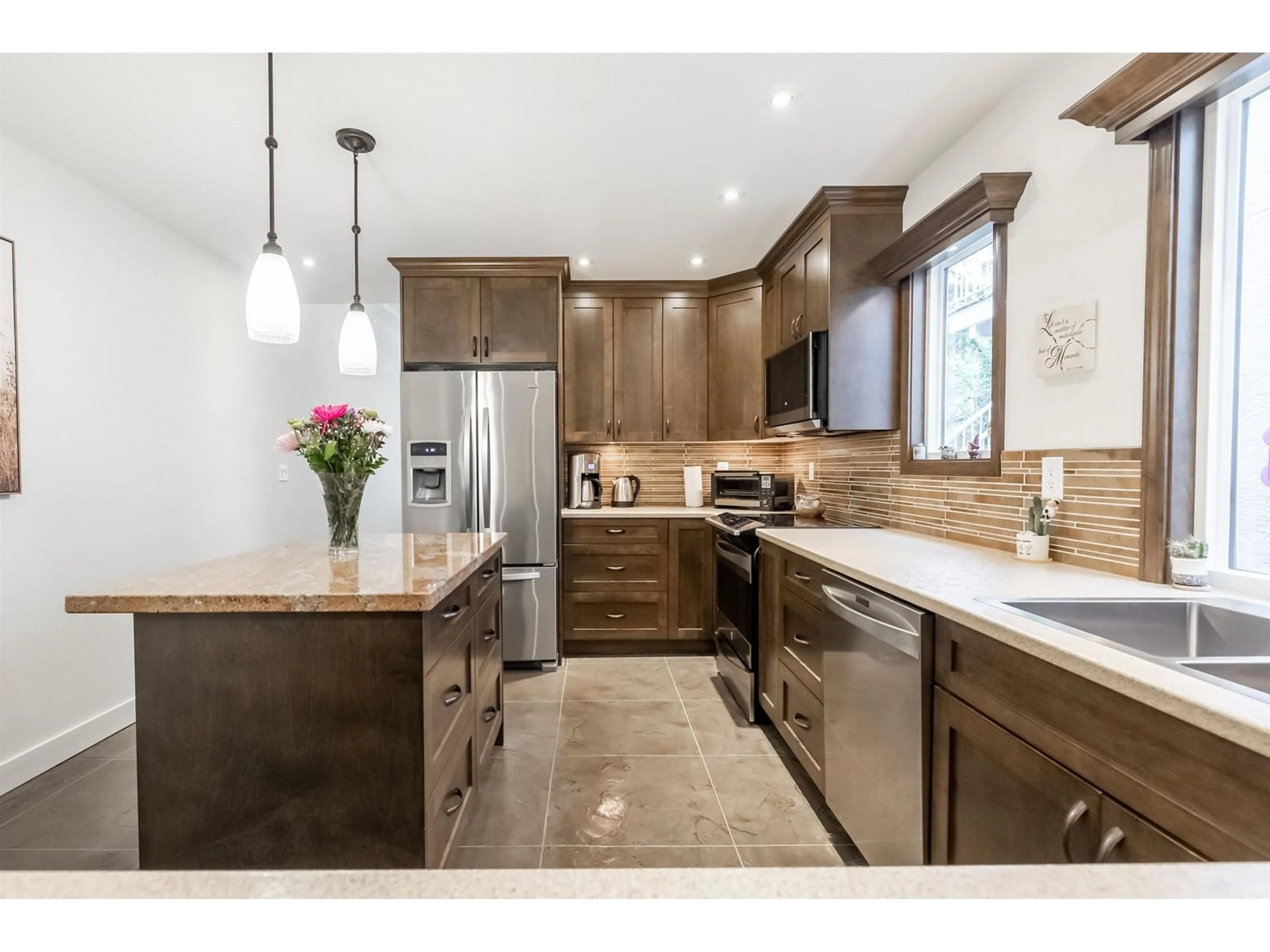 Open concept kitchen, ceramic/tile floor for 859 HABGOOD STREET, White Rock British Columbia V4B4W4