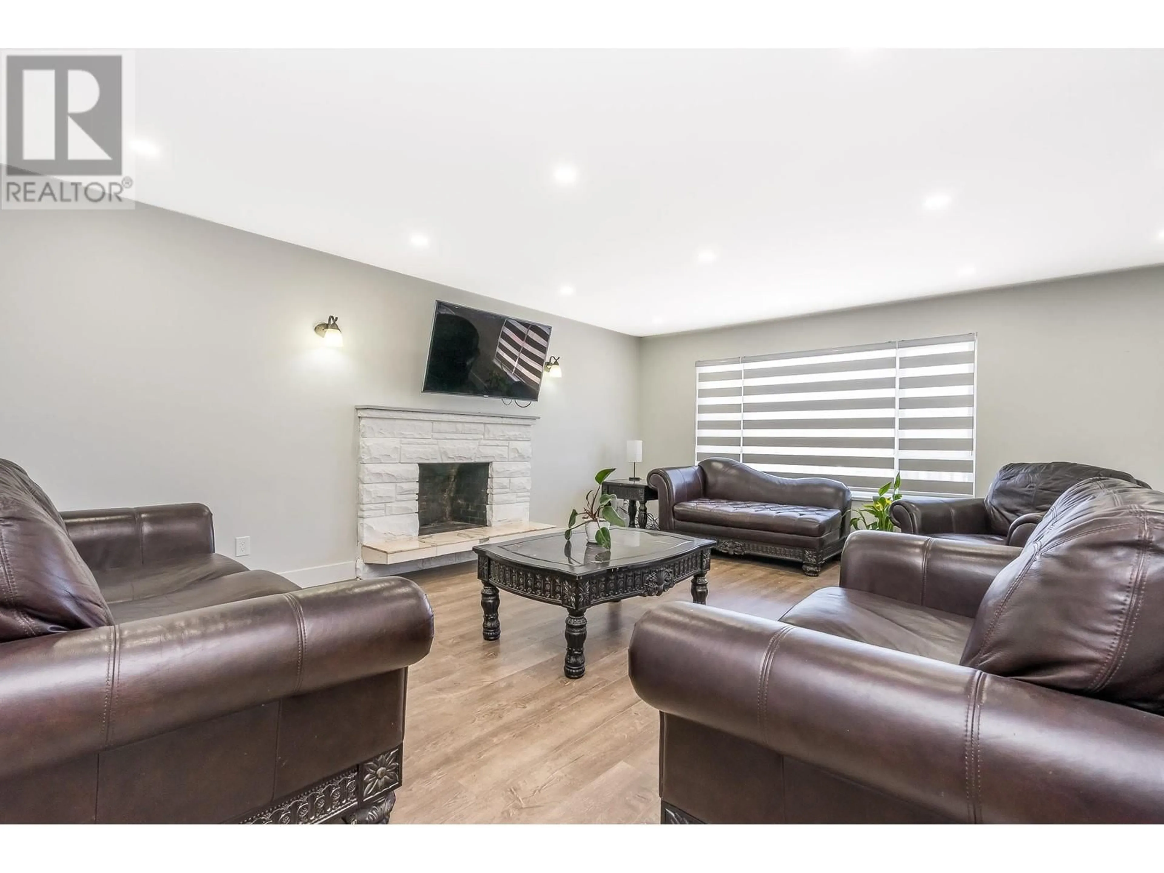 Living room with furniture, wood/laminate floor for 7331 LOMBARD ROAD, Richmond British Columbia V7C3M9