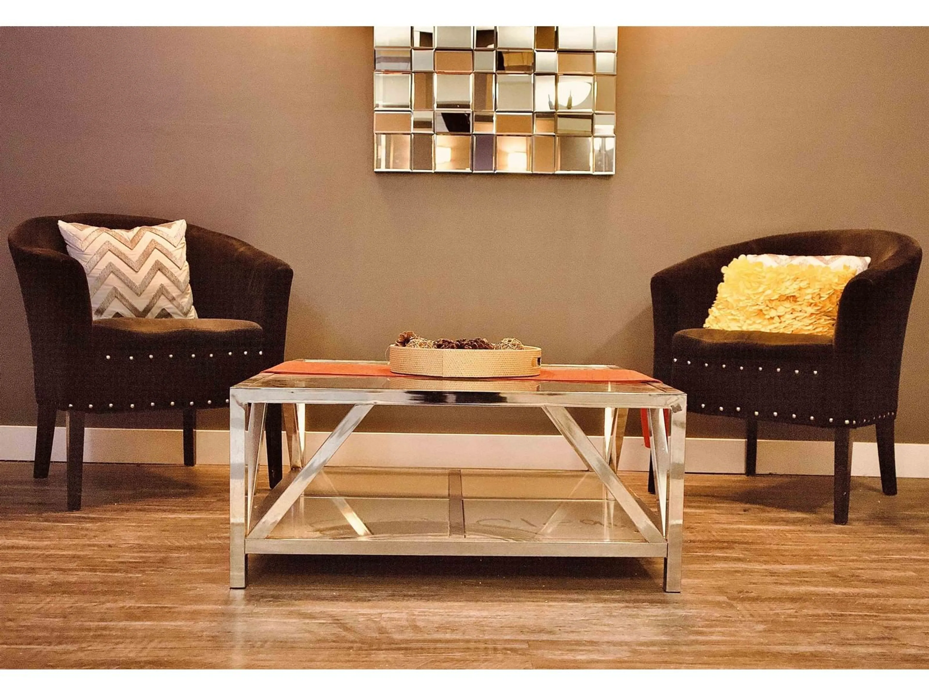 Living room with furniture, wood/laminate floor for 102 - 20245 53, Langley British Columbia V3A3V2