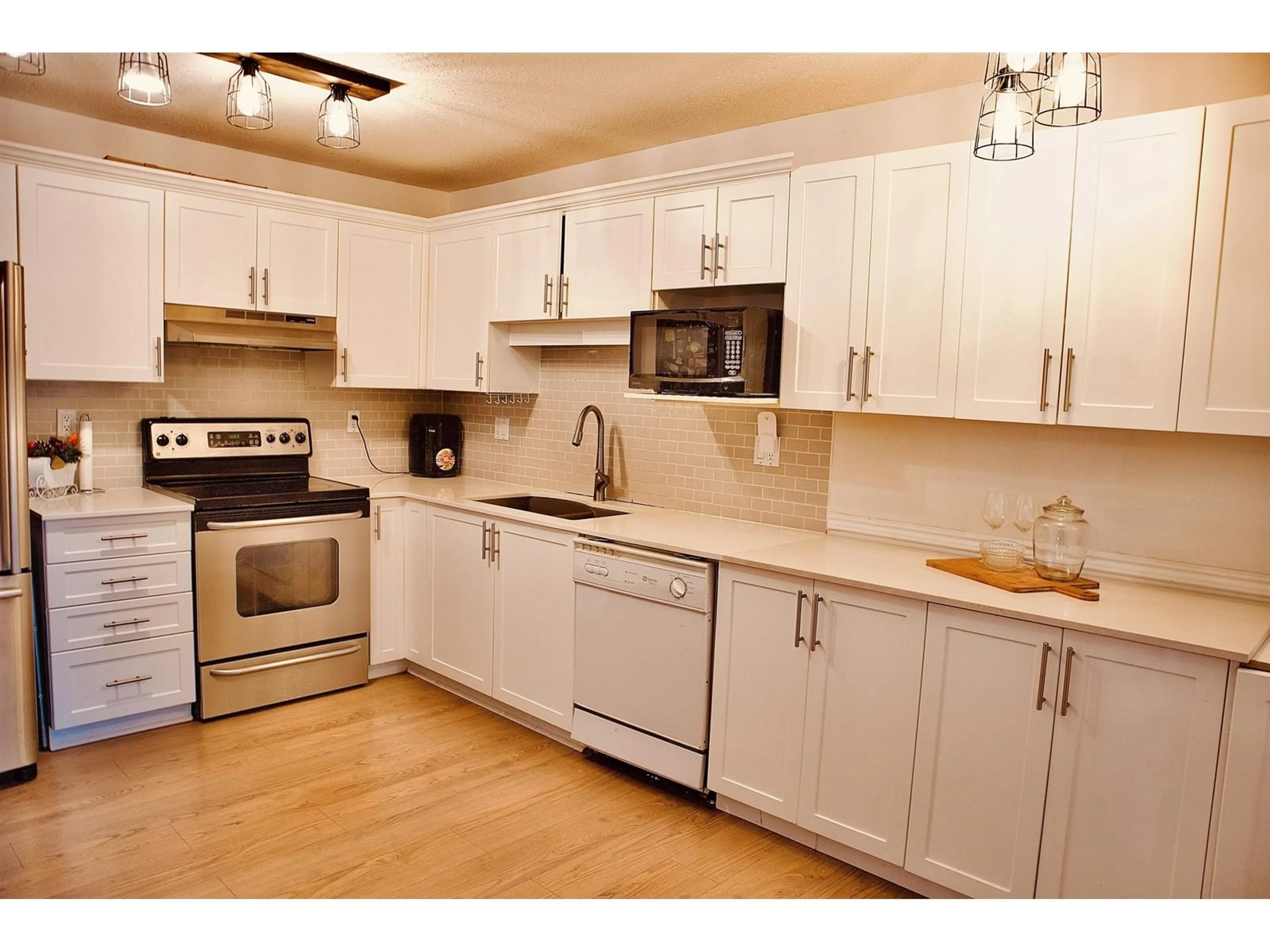 Standard kitchen, wood/laminate floor for 102 20245 53 AVENUE, Langley British Columbia V3A3V2