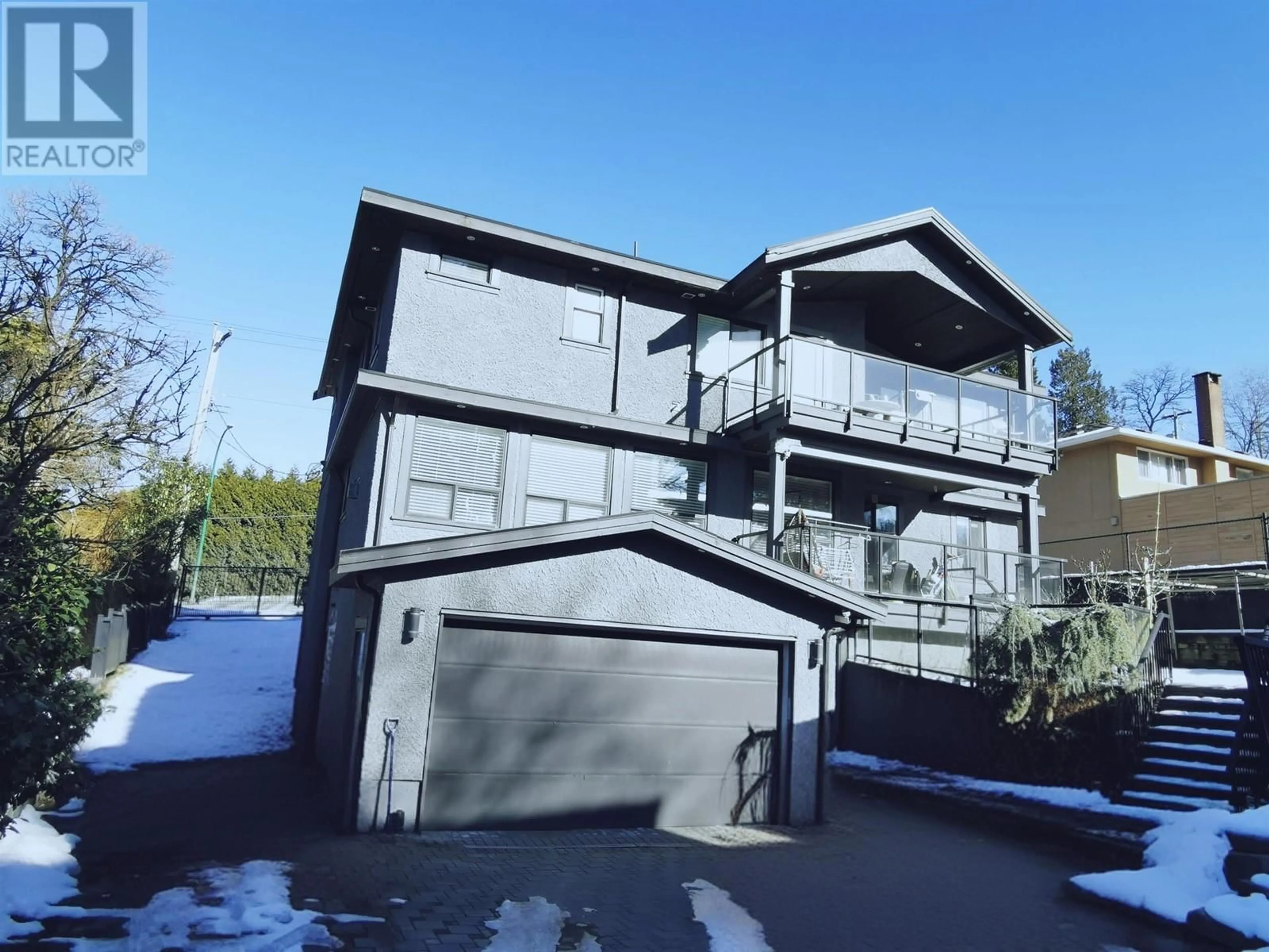 A pic from outside/outdoor area/front of a property/back of a property/a pic from drone, building for 5537 CANADA WAY, Burnaby British Columbia V5E3N5