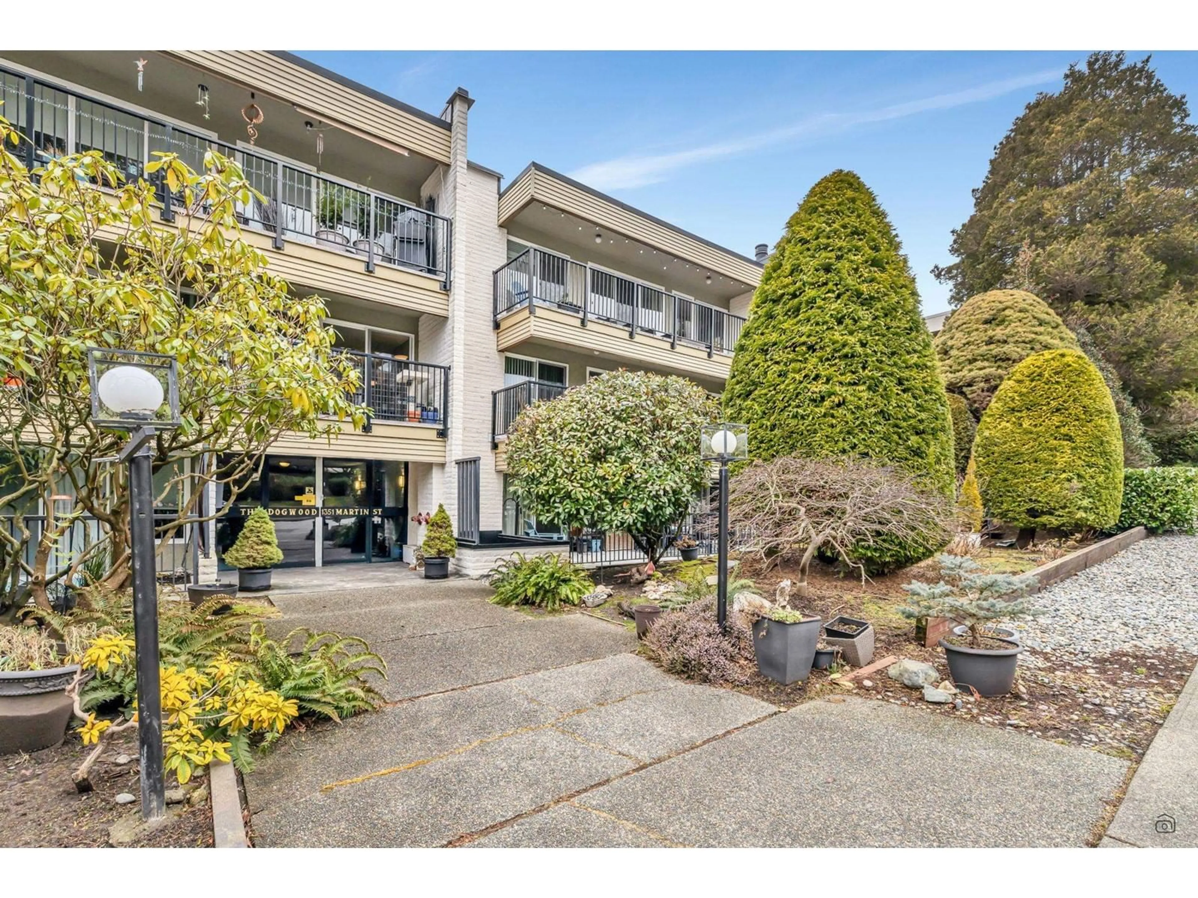 A pic from outside/outdoor area/front of a property/back of a property/a pic from drone, unknown for 205 1351 MARTIN STREET, White Rock British Columbia V4B3W6