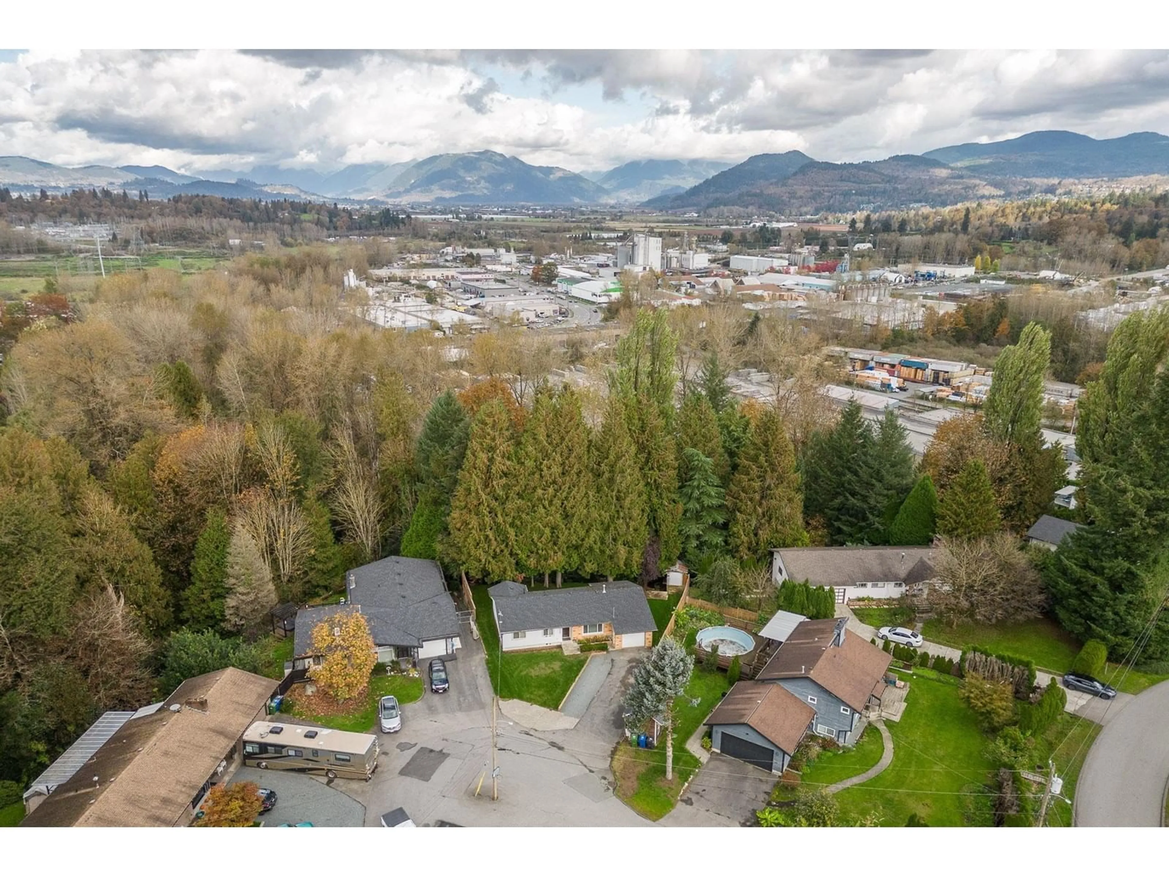 A pic from outside/outdoor area/front of a property/back of a property/a pic from drone, mountain view for 2956 AURORA PLACE, Abbotsford British Columbia V2S3L5