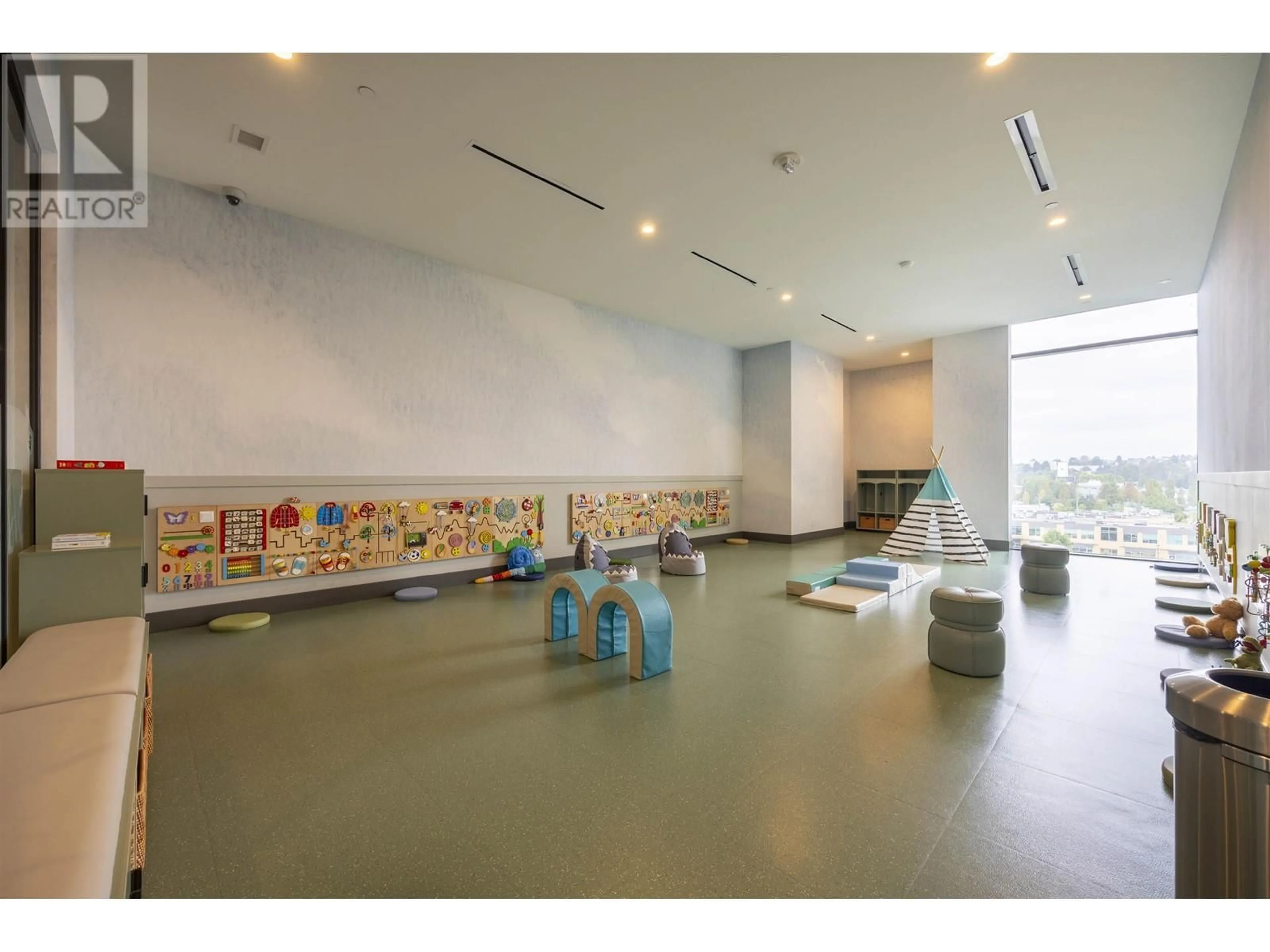 Indoor foyer for 4103 - 2186 GILMORE AVE, Burnaby British Columbia V5C0N7