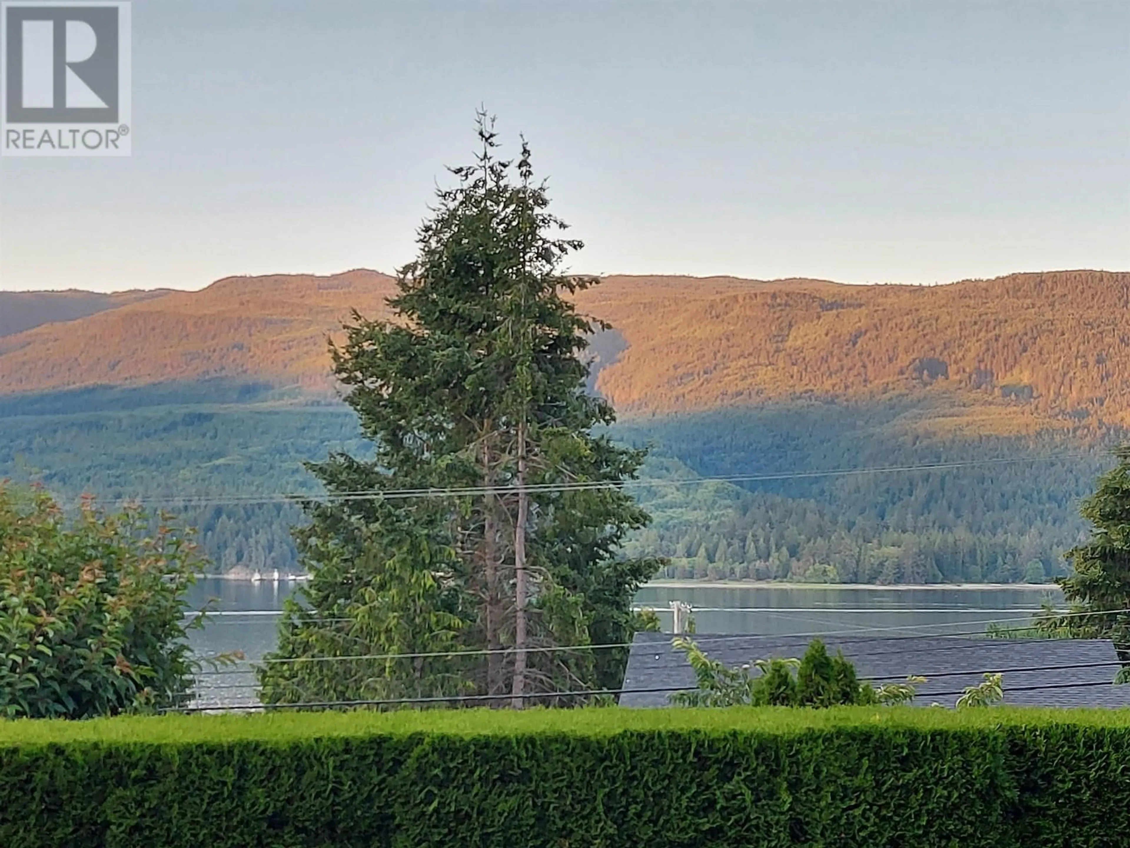 A pic from outside/outdoor area/front of a property/back of a property/a pic from drone, water/lake/river/ocean view for 6303 FAIRWAY AVENUE, Sechelt British Columbia V7Z0P8