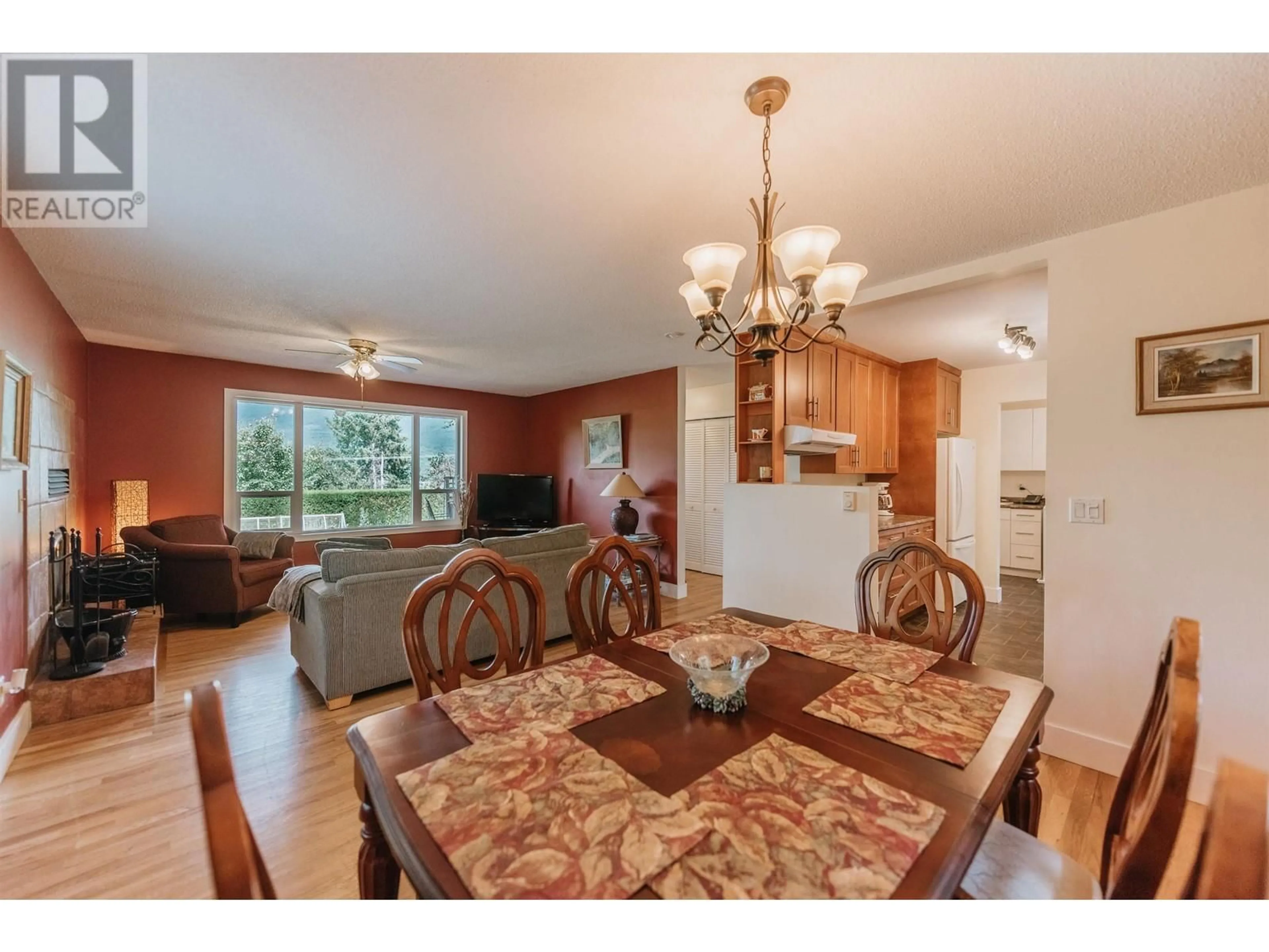 Dining room, wood/laminate floor for 6303 FAIRWAY AVENUE, Sechelt British Columbia V7Z0P8