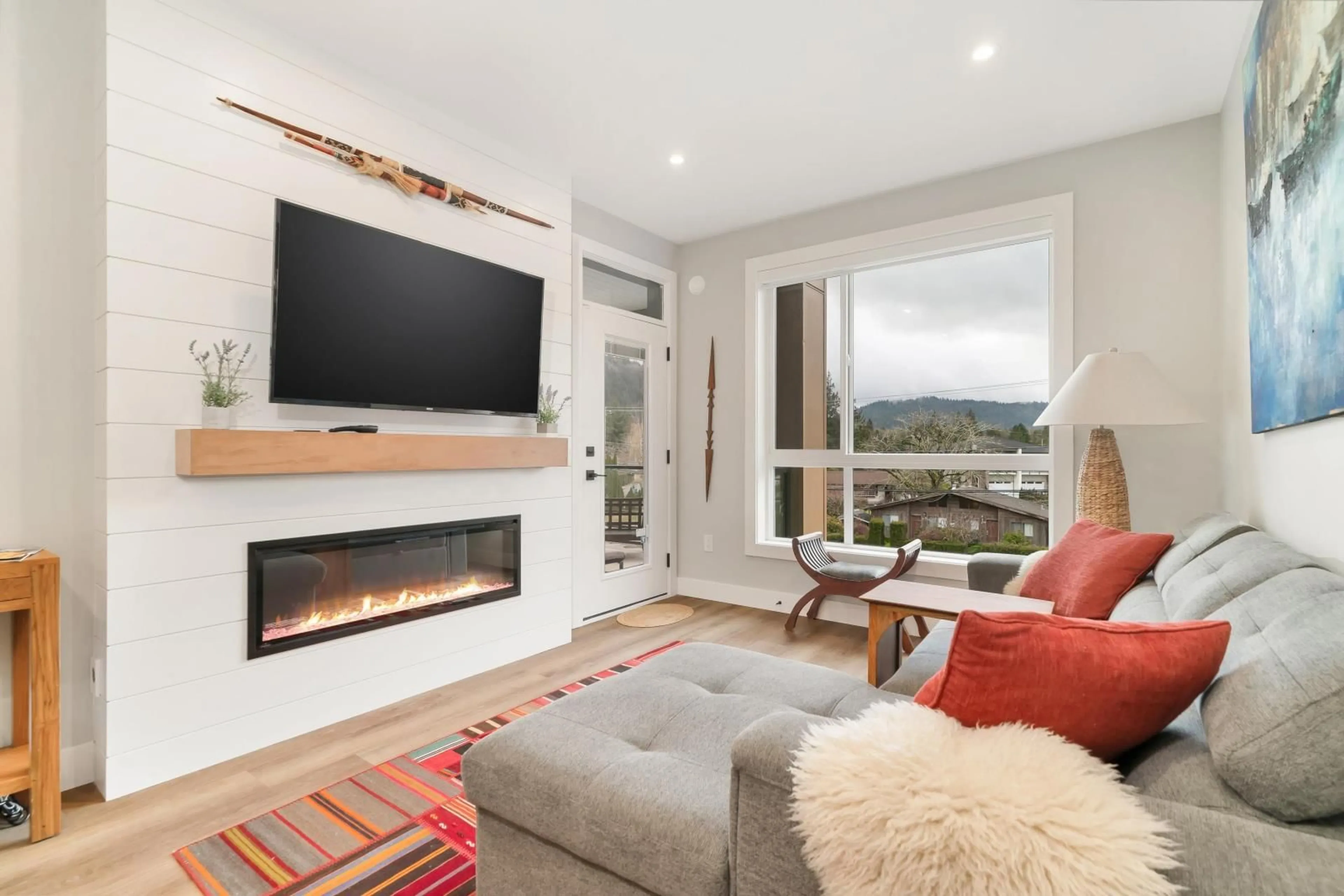 Living room with furniture, unknown for 207 - 470 ESPLANADE AVENUE, Harrison Hot Springs British Columbia V0M1K0
