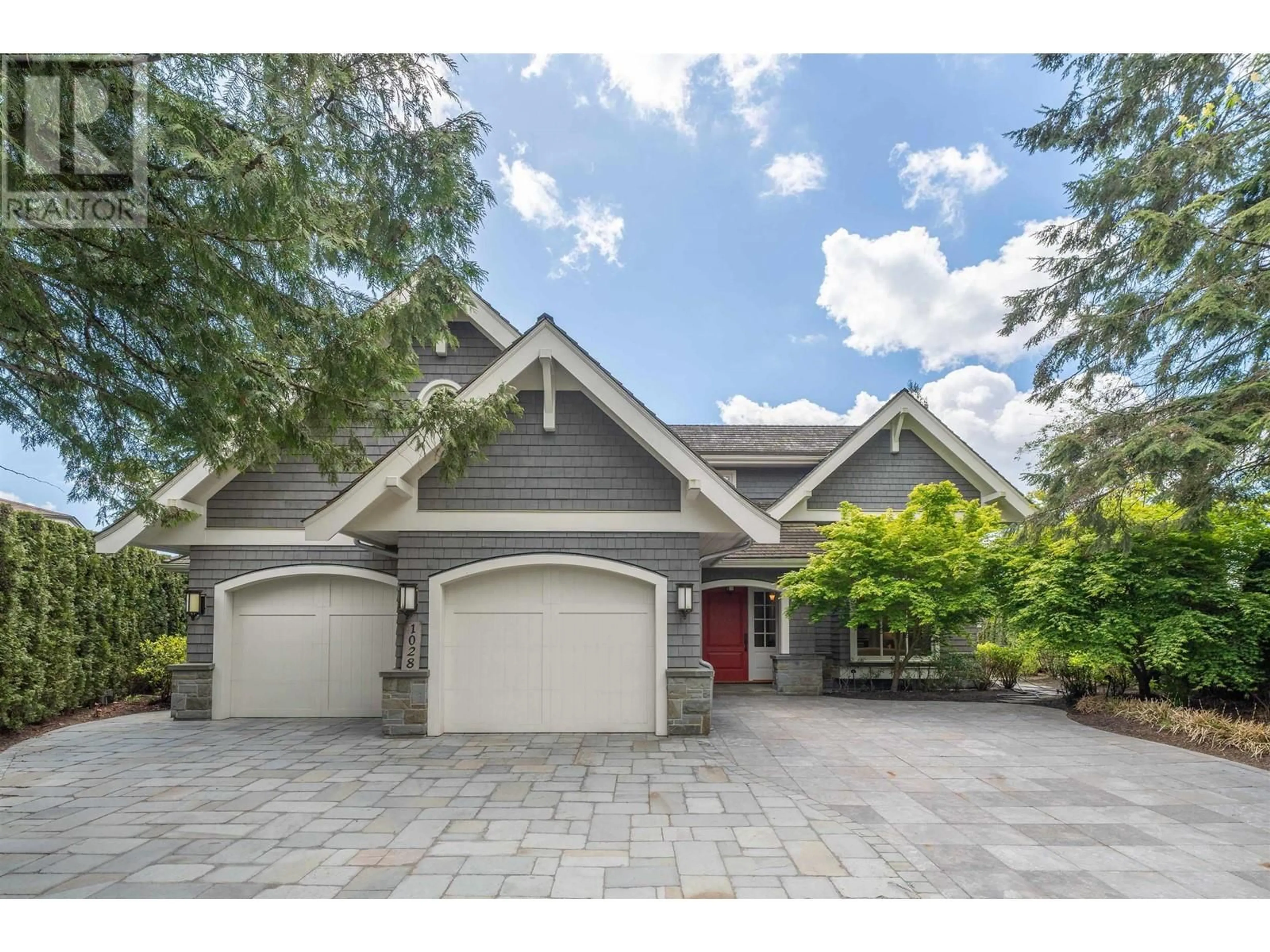 Home with vinyl exterior material, street for 1028 GROVELAND PLACE, West Vancouver British Columbia V7S1Z5