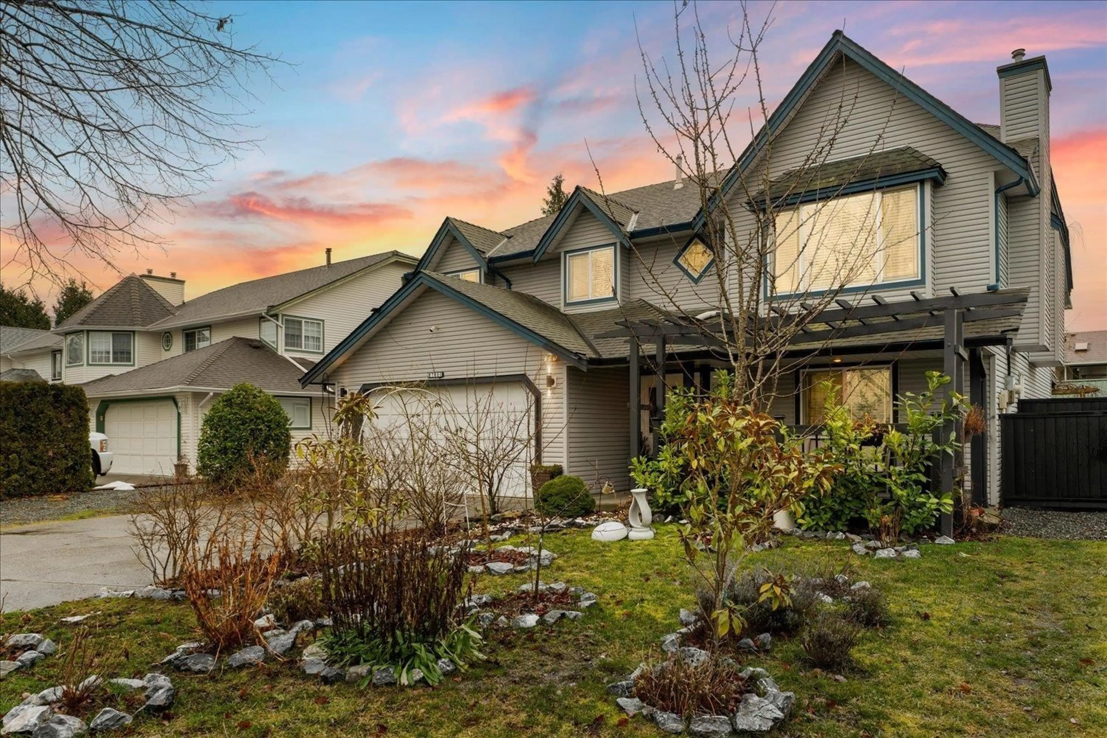 A pic from outside/outdoor area/front of a property/back of a property/a pic from drone, street for 27080 27, Langley British Columbia V4W3E7