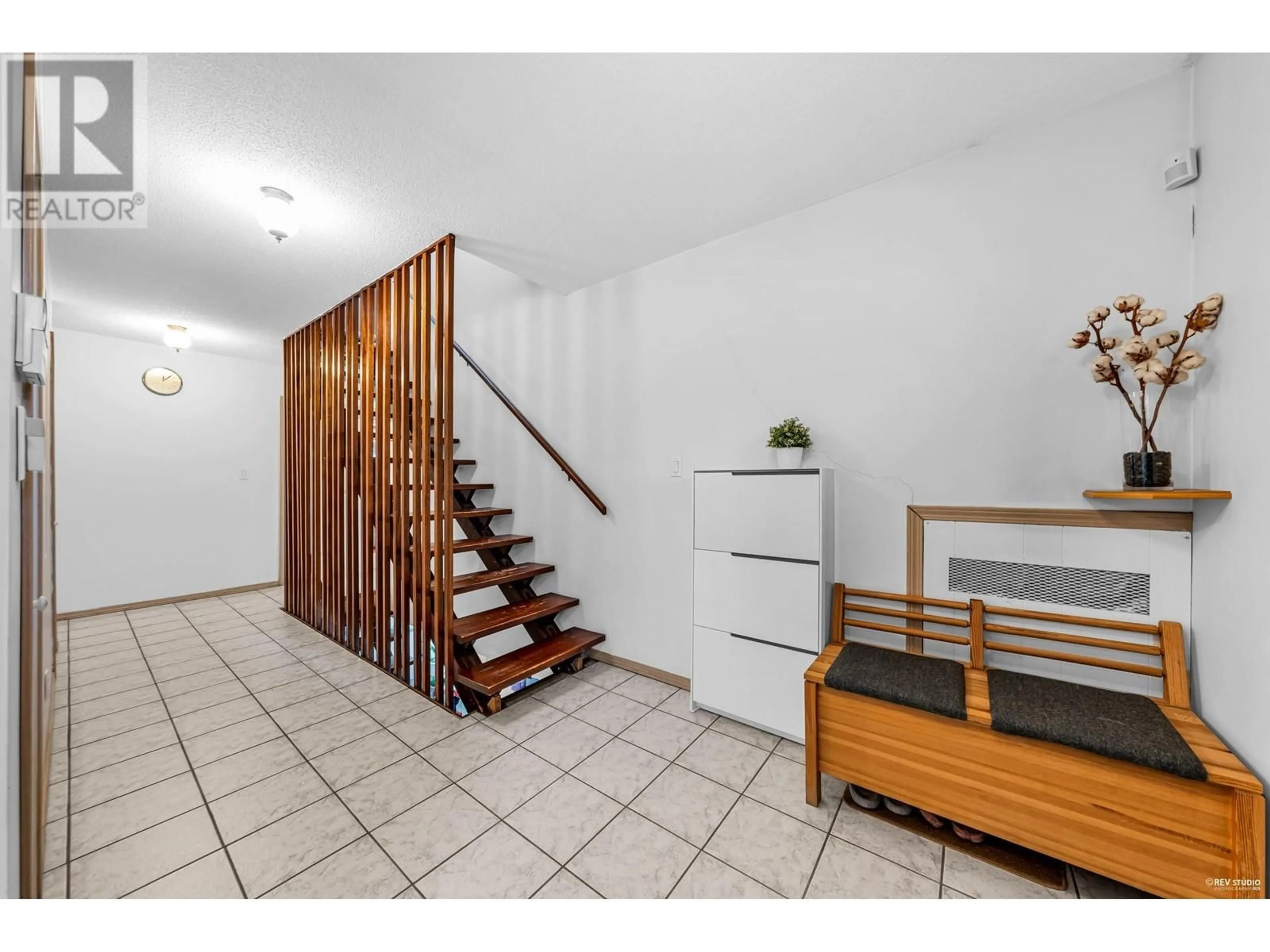 Indoor foyer for 3015 E 45TH AVENUE, Vancouver British Columbia V5R3C6