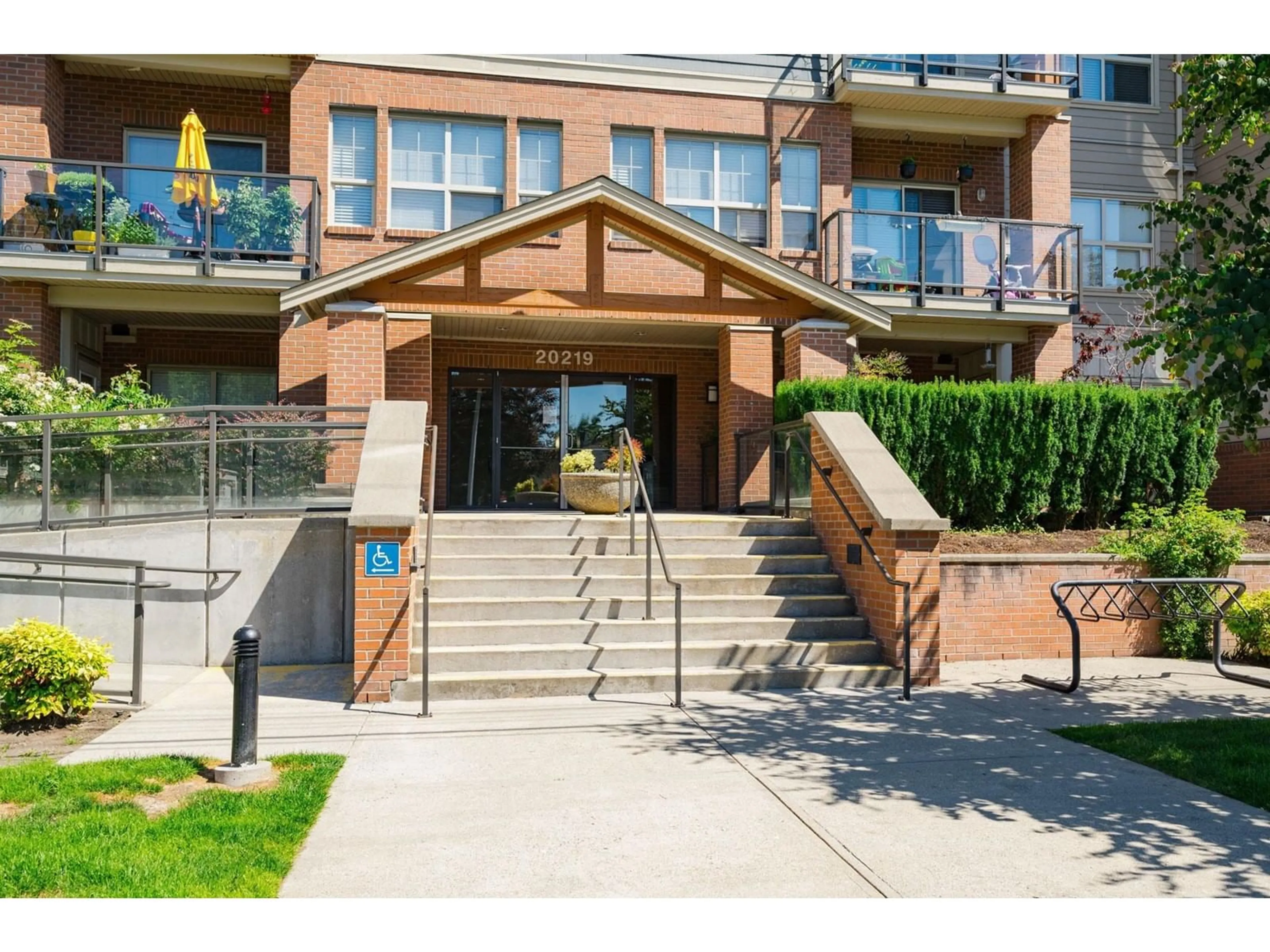 Indoor foyer for 101 20219 54A AVENUE, Langley British Columbia V3A0C7