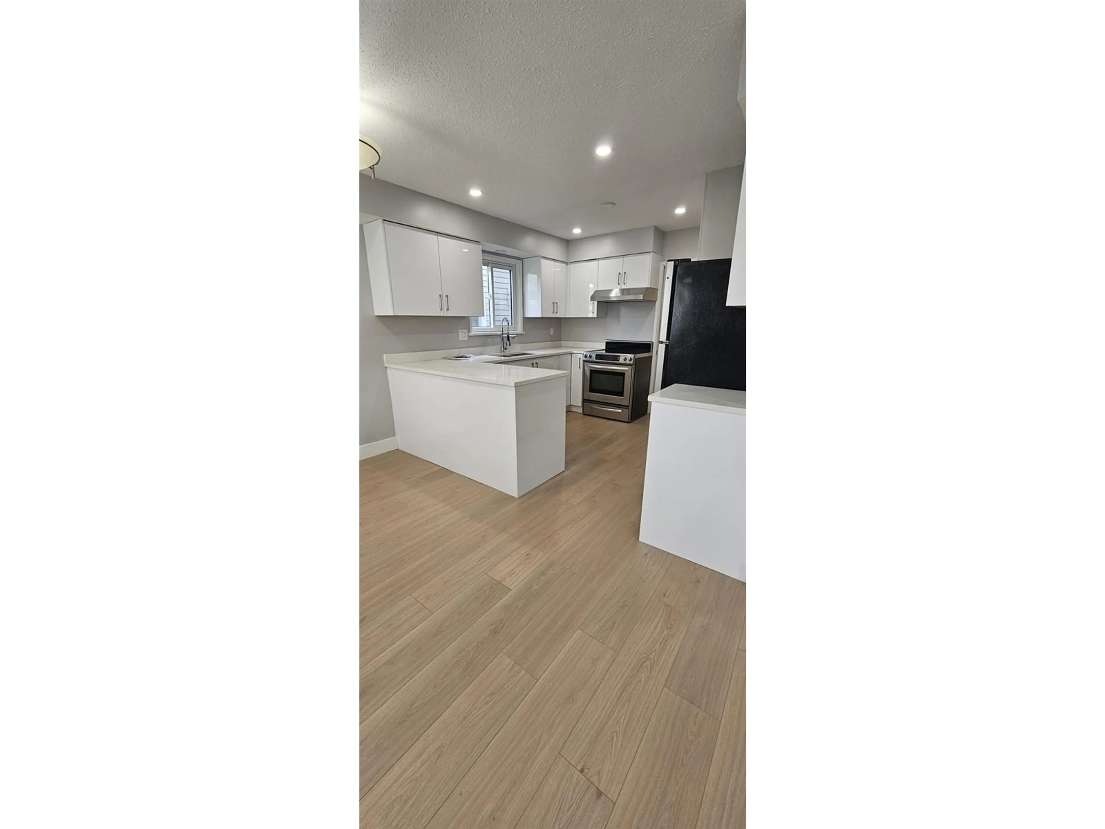 Open concept kitchen, wood/laminate floor for 2393 WAKEFIELD, Langley British Columbia V2Y1B3