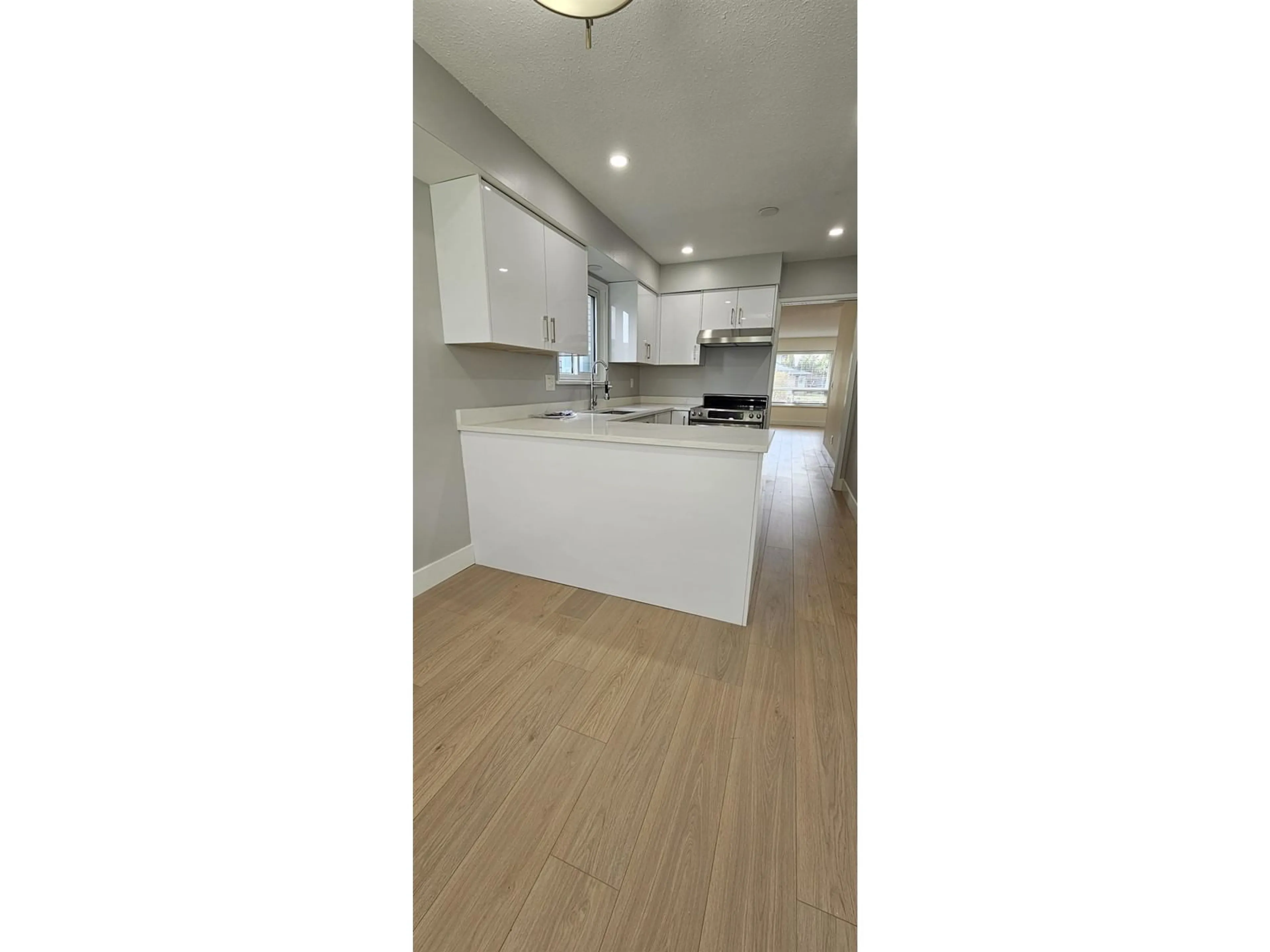 Open concept kitchen, wood/laminate floor for 2393 WAKEFIELD, Langley British Columbia V2Y1B3