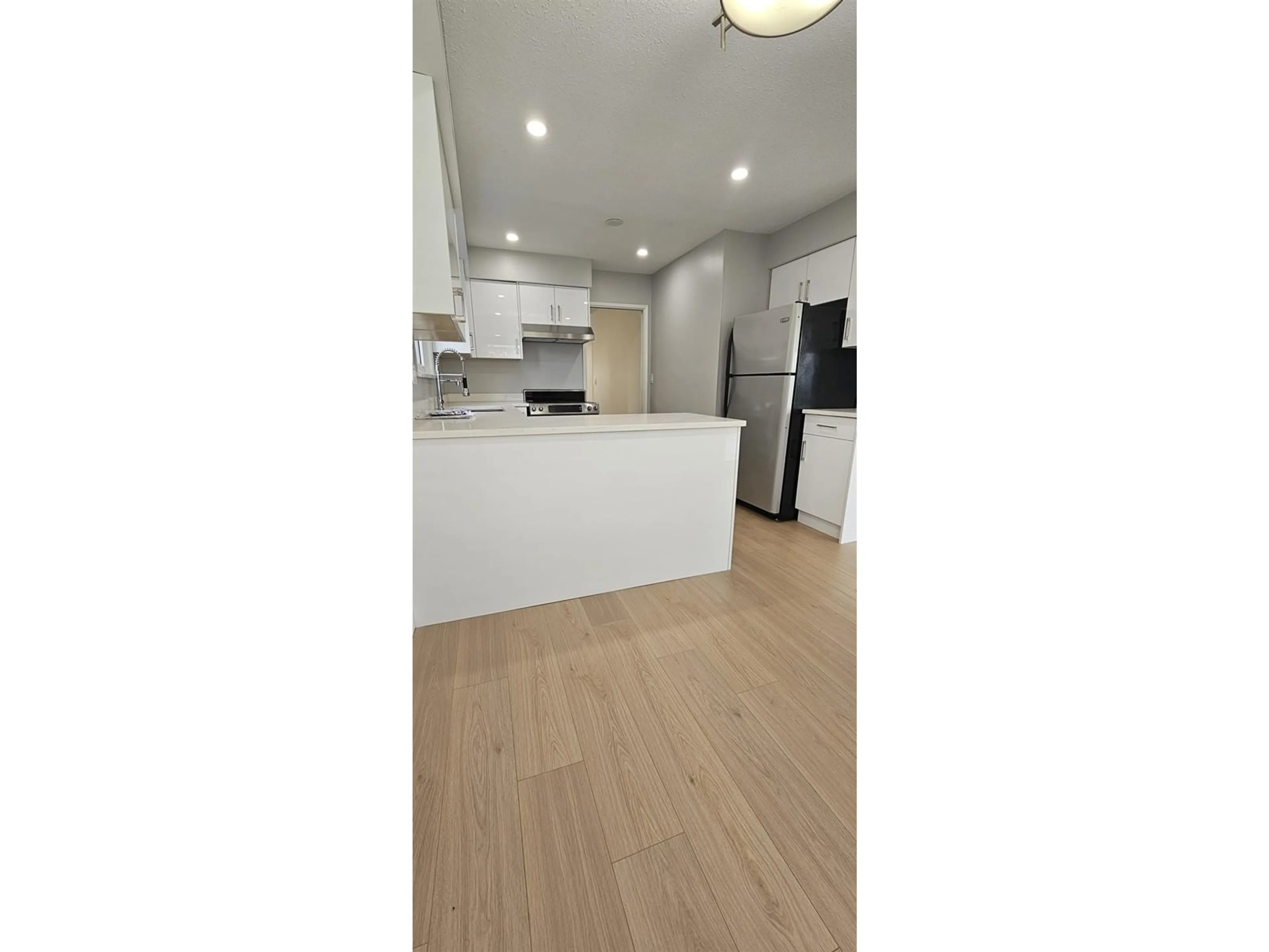Open concept kitchen, wood/laminate floor for 2393 WAKEFIELD, Langley British Columbia V2Y1B3