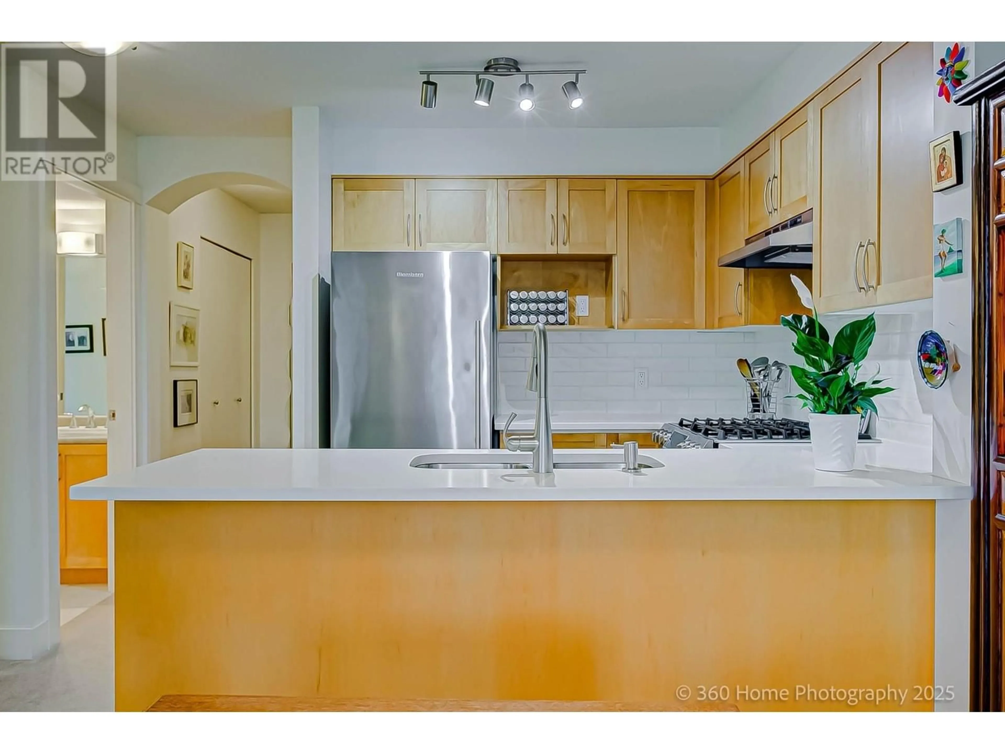 Standard kitchen, unknown for 302 1868 W 5TH AVENUE, Vancouver British Columbia V6J1P3