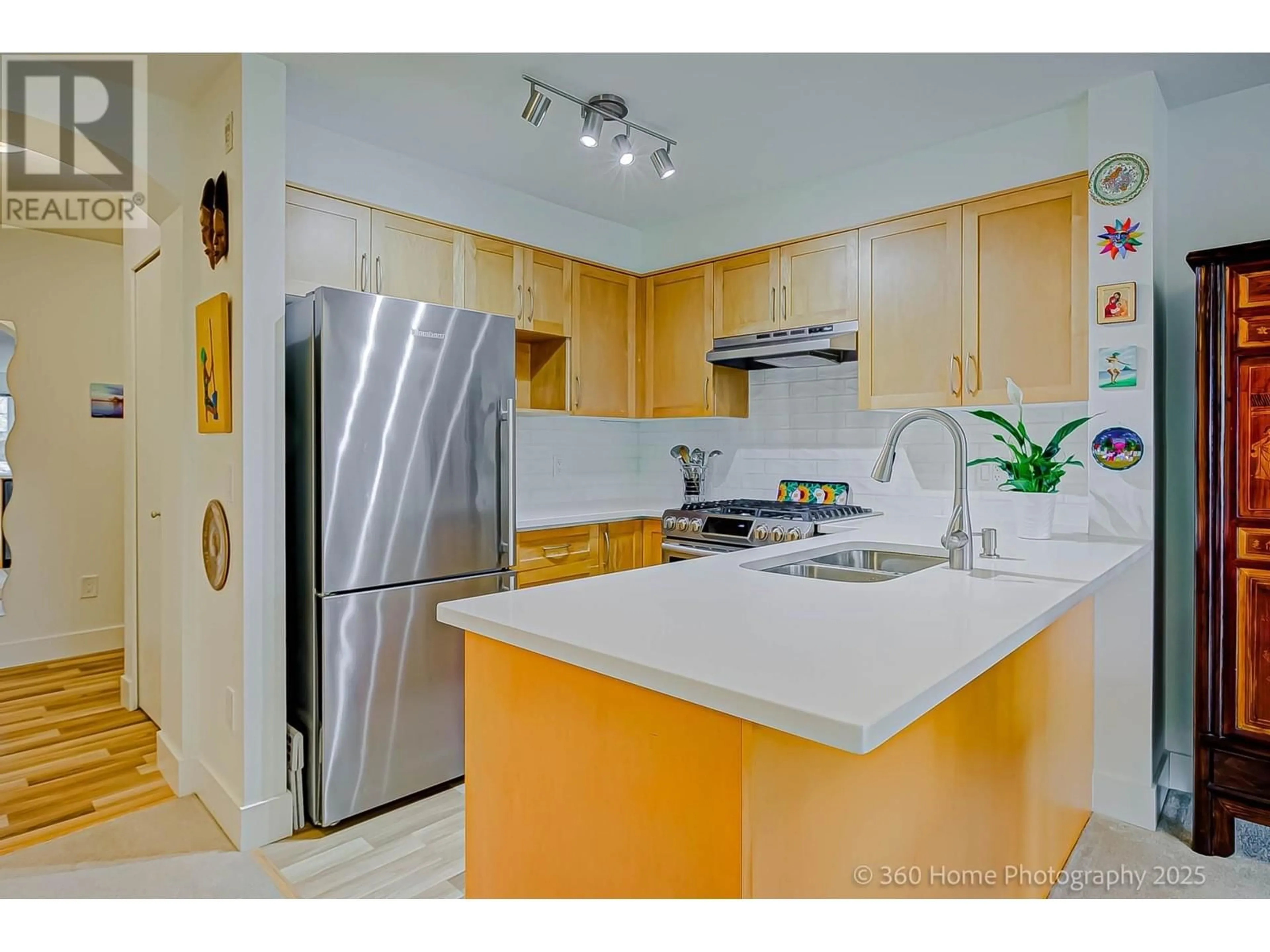 Standard kitchen, unknown for 302 1868 W 5TH AVENUE, Vancouver British Columbia V6J1P3