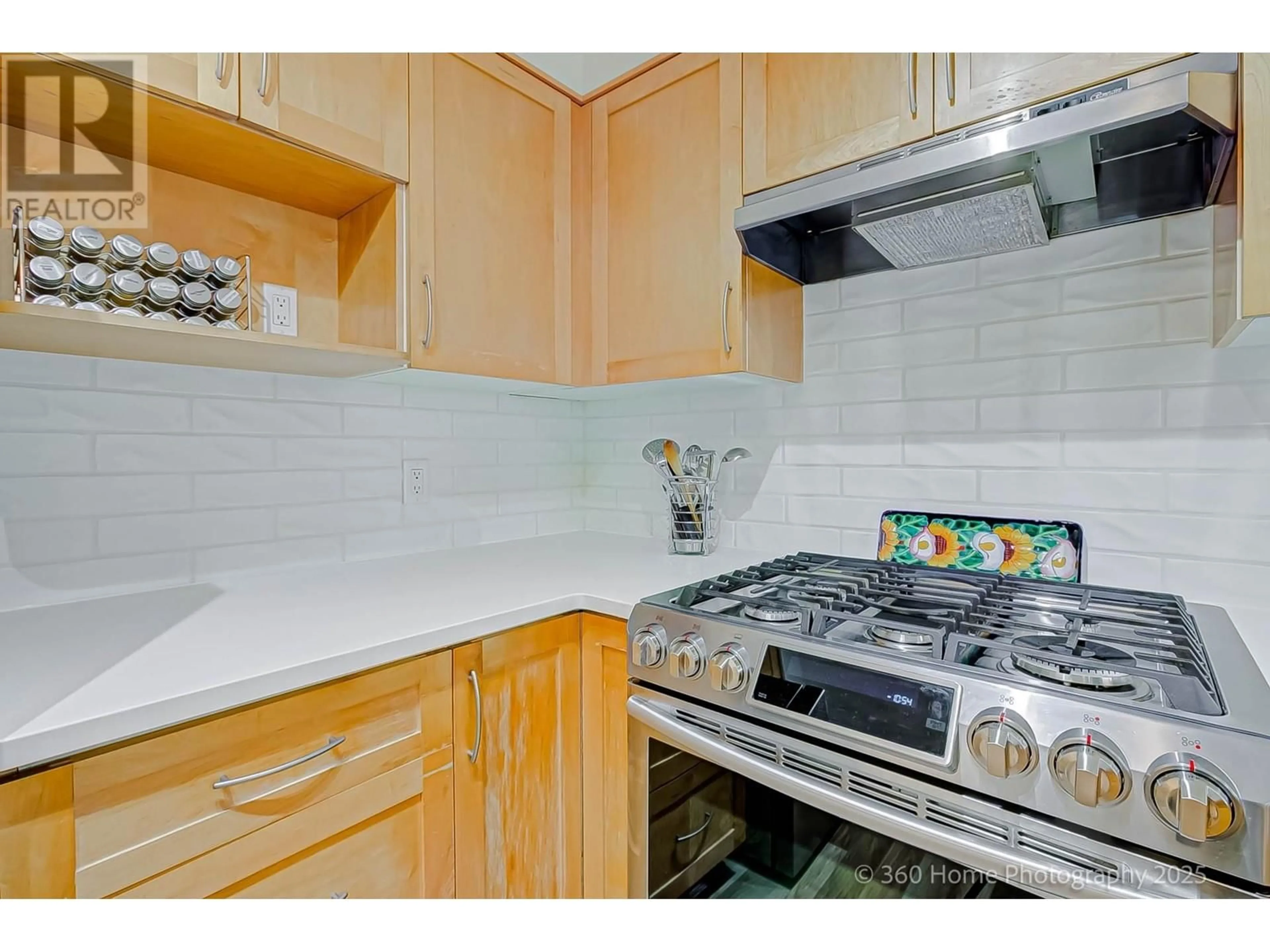 Standard kitchen, ceramic/tile floor for 302 1868 W 5TH AVENUE, Vancouver British Columbia V6J1P3