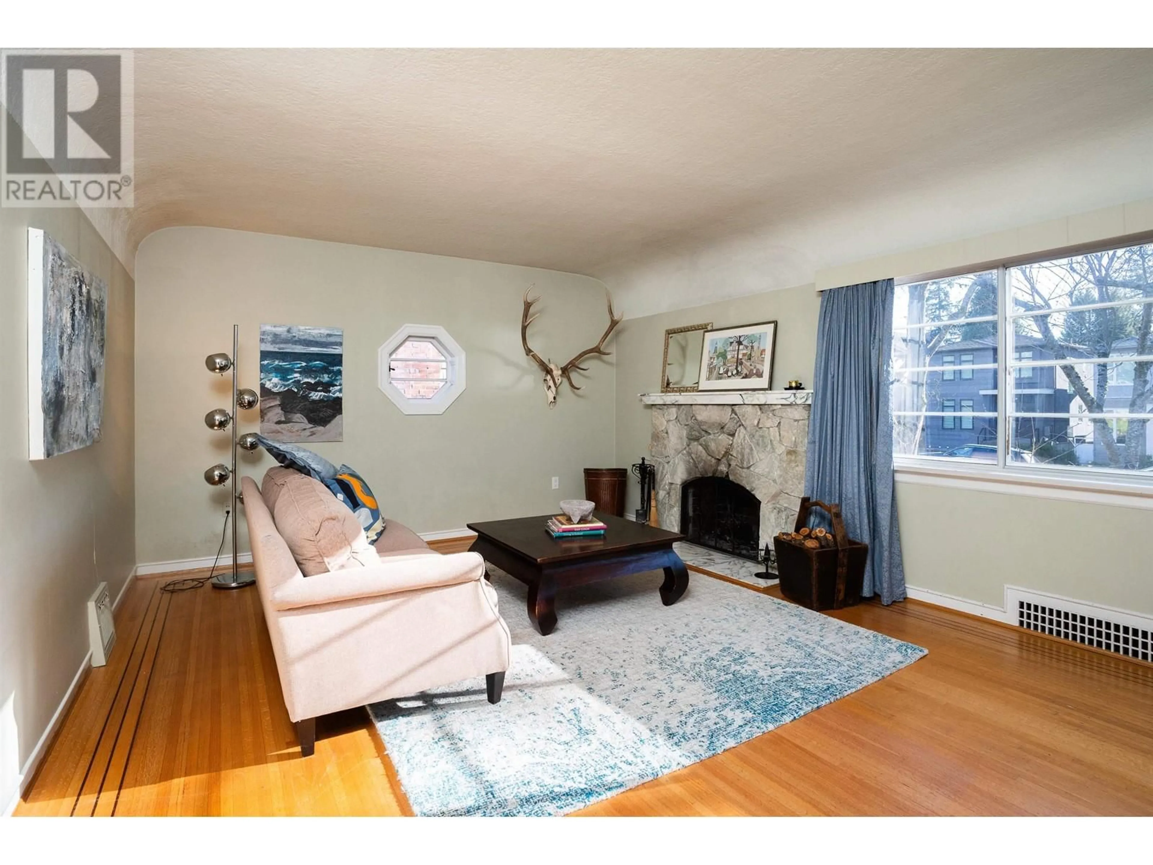 Living room with furniture, wood/laminate floor for 3949 W 32ND AVENUE, Vancouver British Columbia V6S1Z4