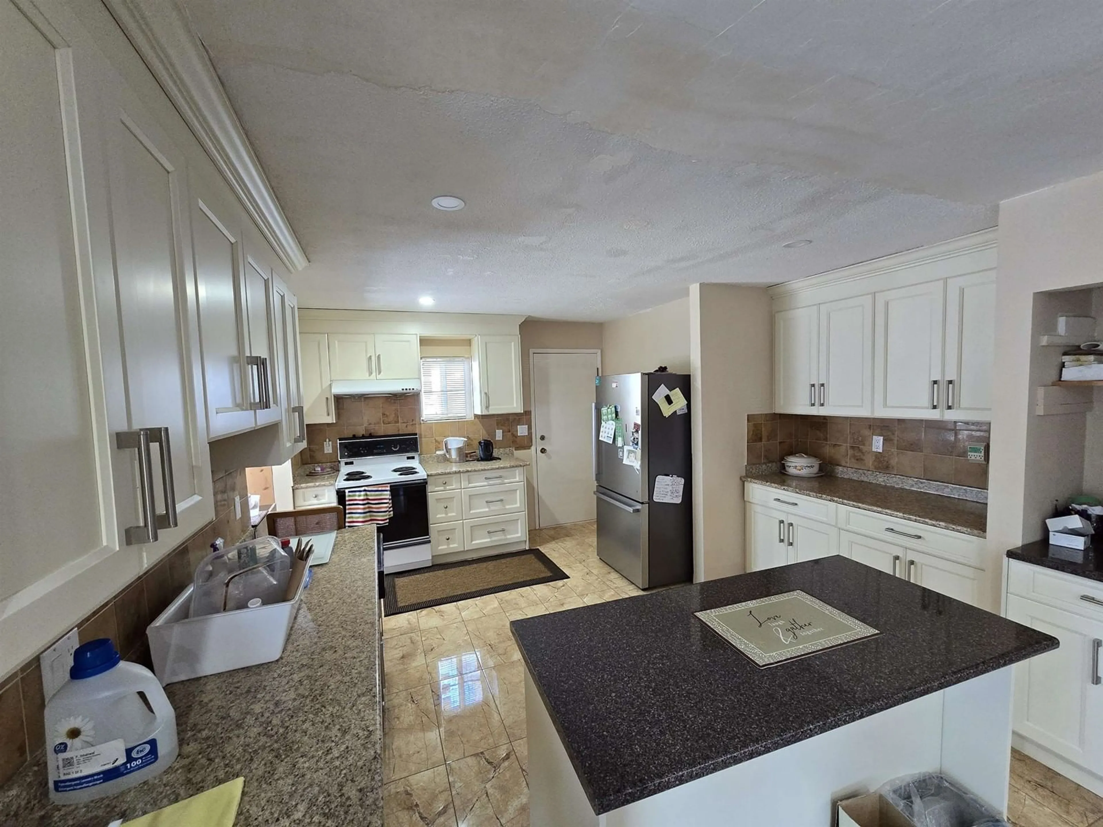 Open concept kitchen, ceramic/tile floor for 9400 119, Delta British Columbia V4C6M6