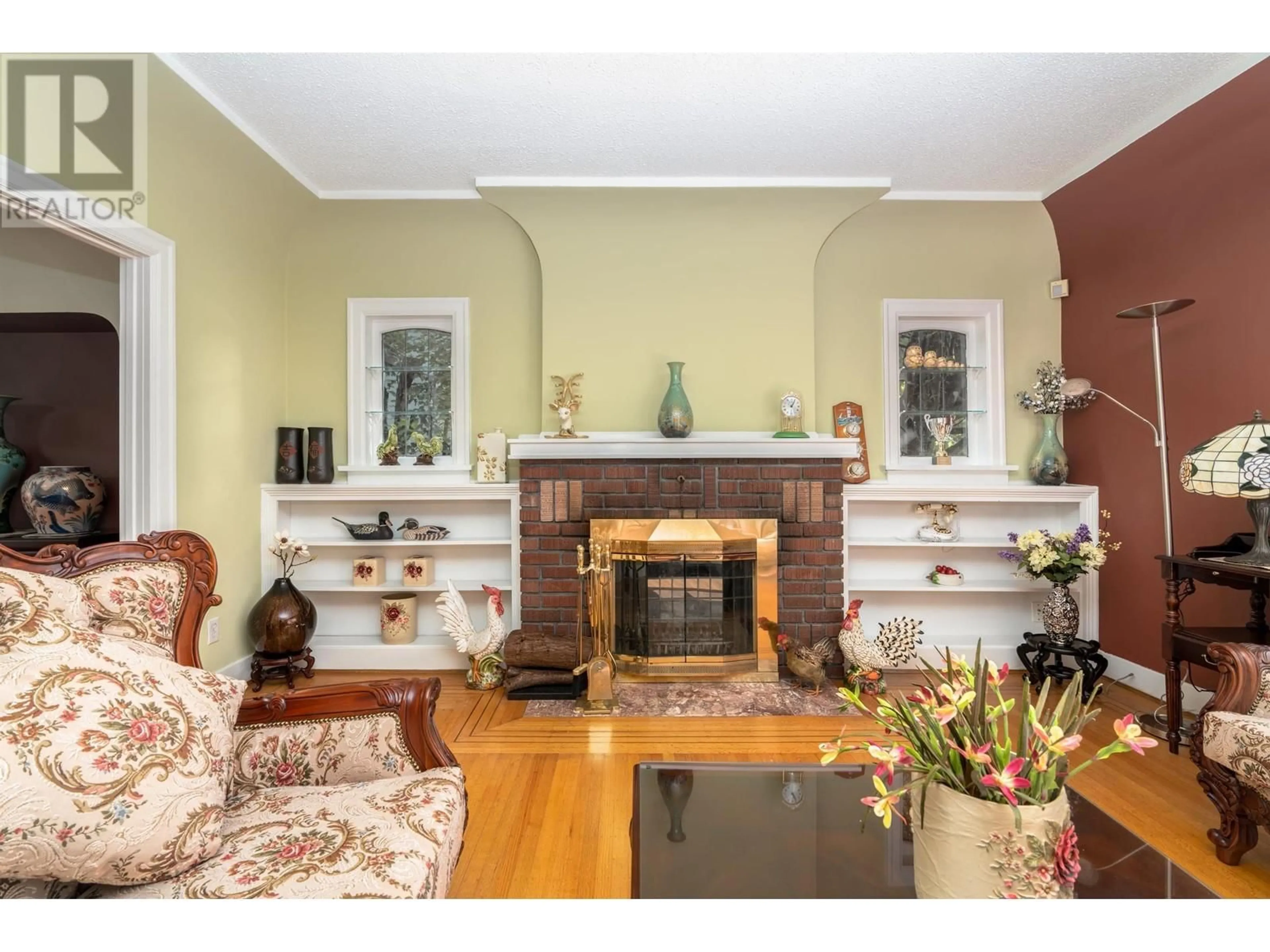 Living room with furniture, wood/laminate floor for 5808 HOLLAND STREET, Vancouver British Columbia V6N2B1