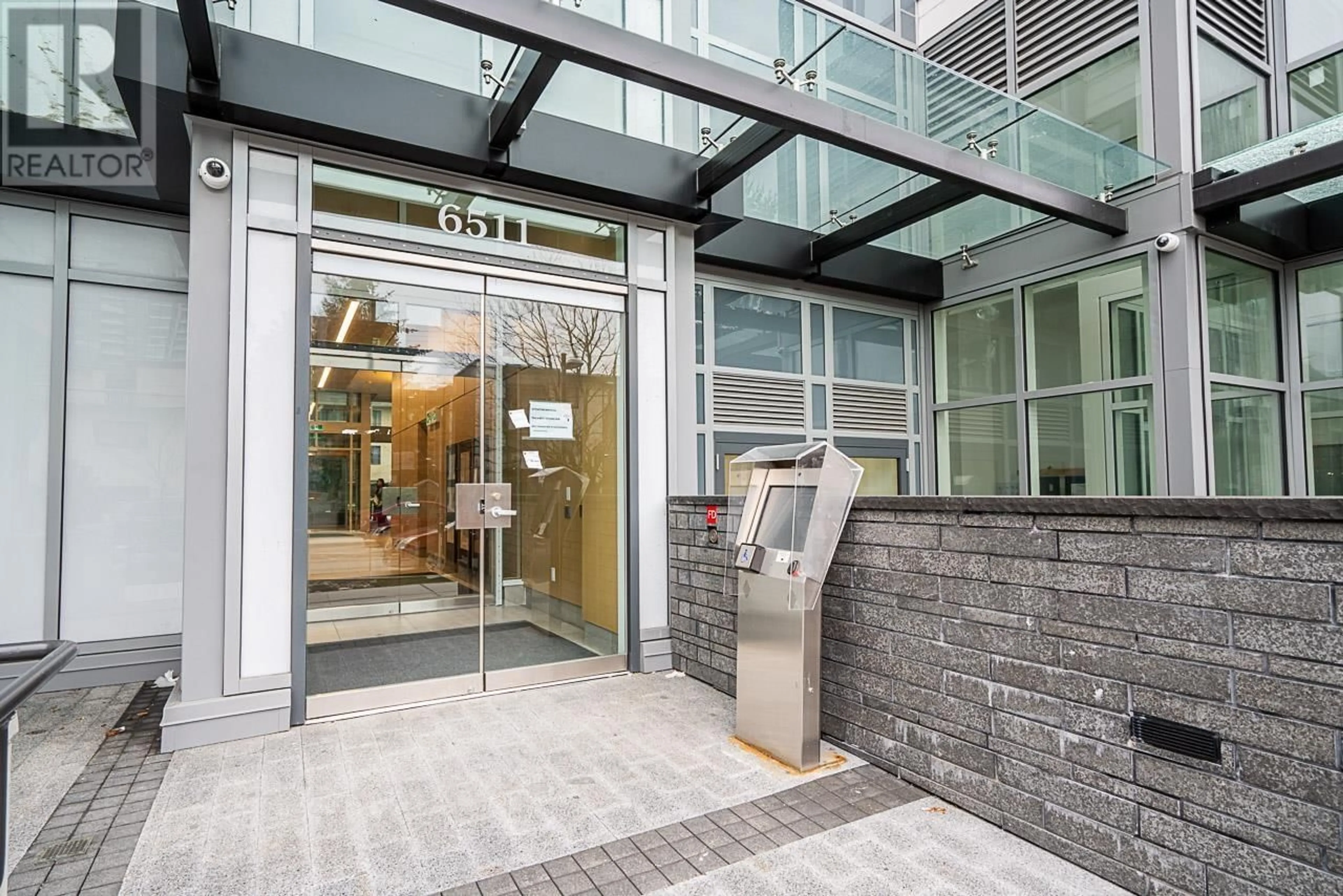 Indoor foyer for 3003 6511 SUSSEX AVENUE, Burnaby British Columbia V5H0K5