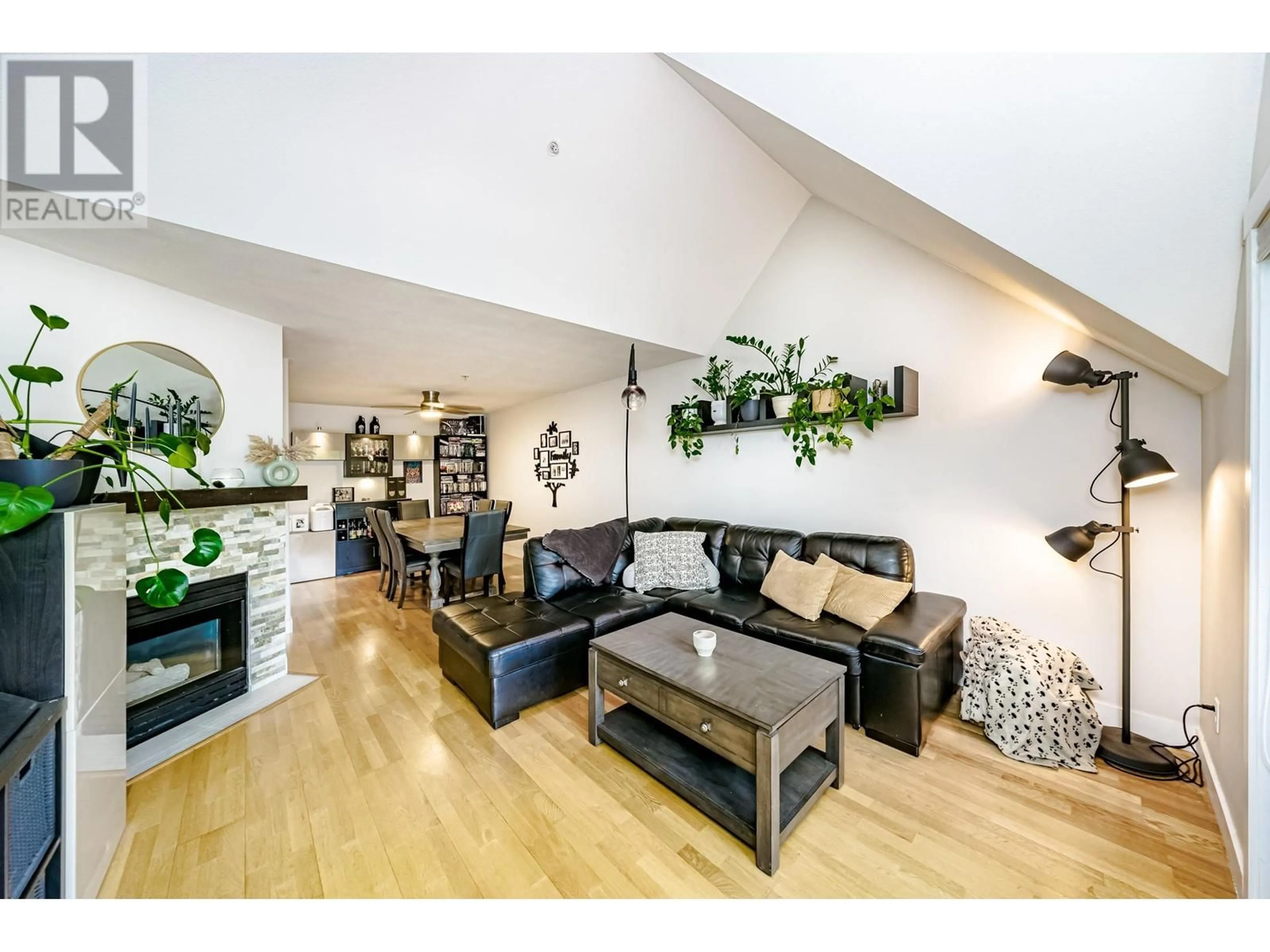 Living room with furniture, wood/laminate floor for 302 - 19241 FORD ROAD, Pitt Meadows British Columbia V3Y2N4