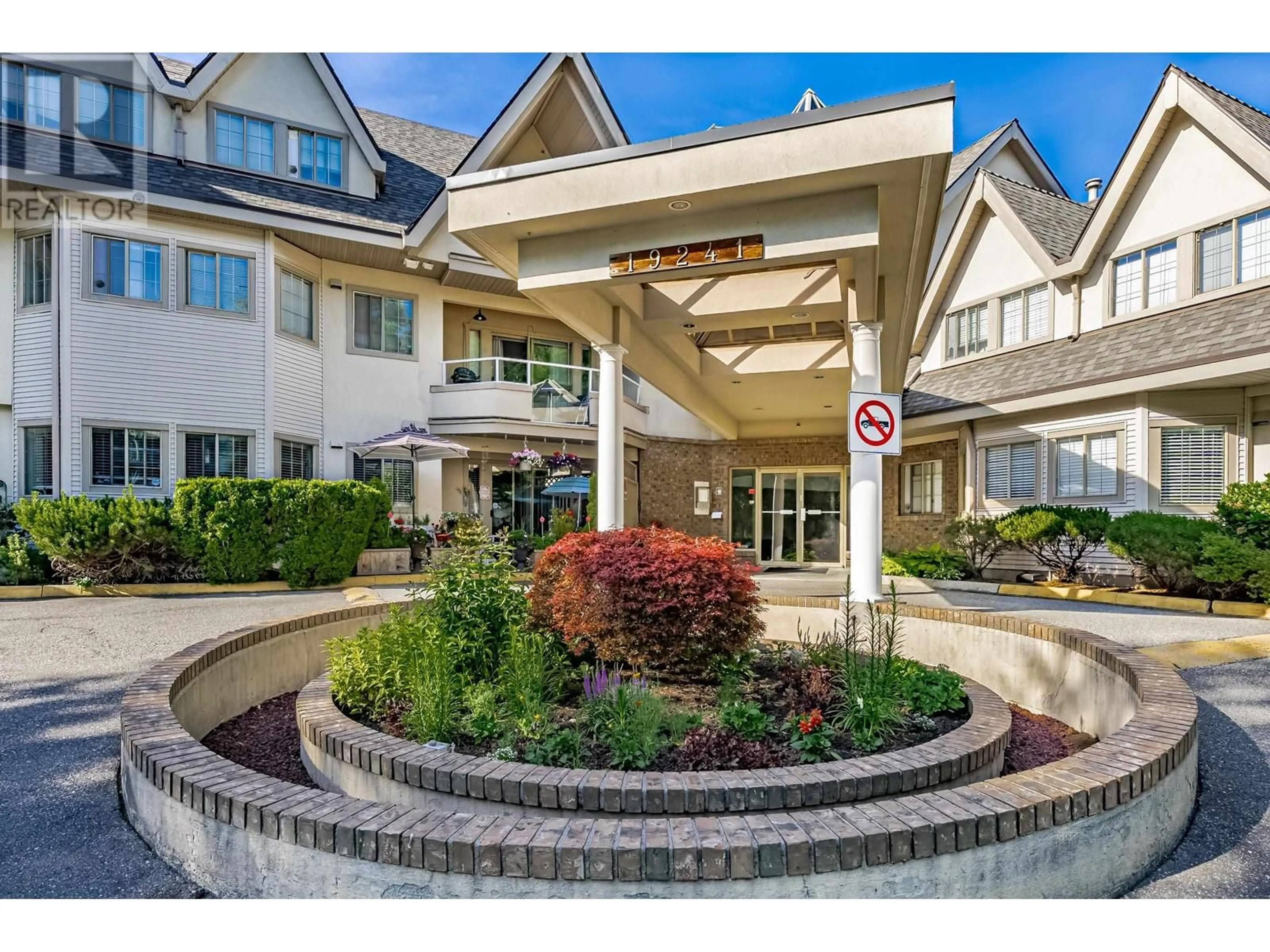 Indoor foyer for 302 19241 FORD ROAD, Pitt Meadows British Columbia V3Y2N4