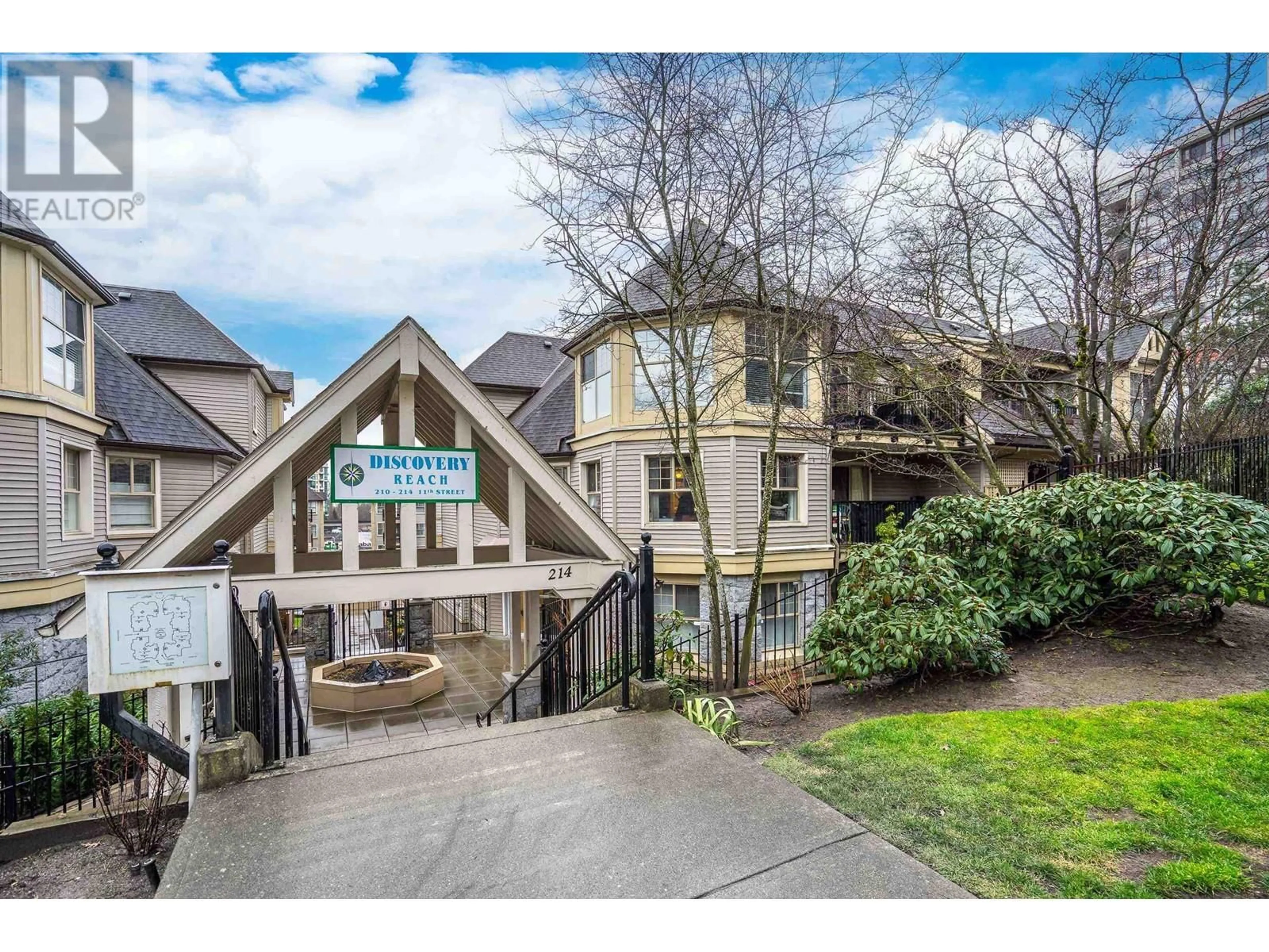 A pic from outside/outdoor area/front of a property/back of a property/a pic from drone, mountain view for 202 214 ELEVENTH STREET, New Westminster British Columbia V3M4C9