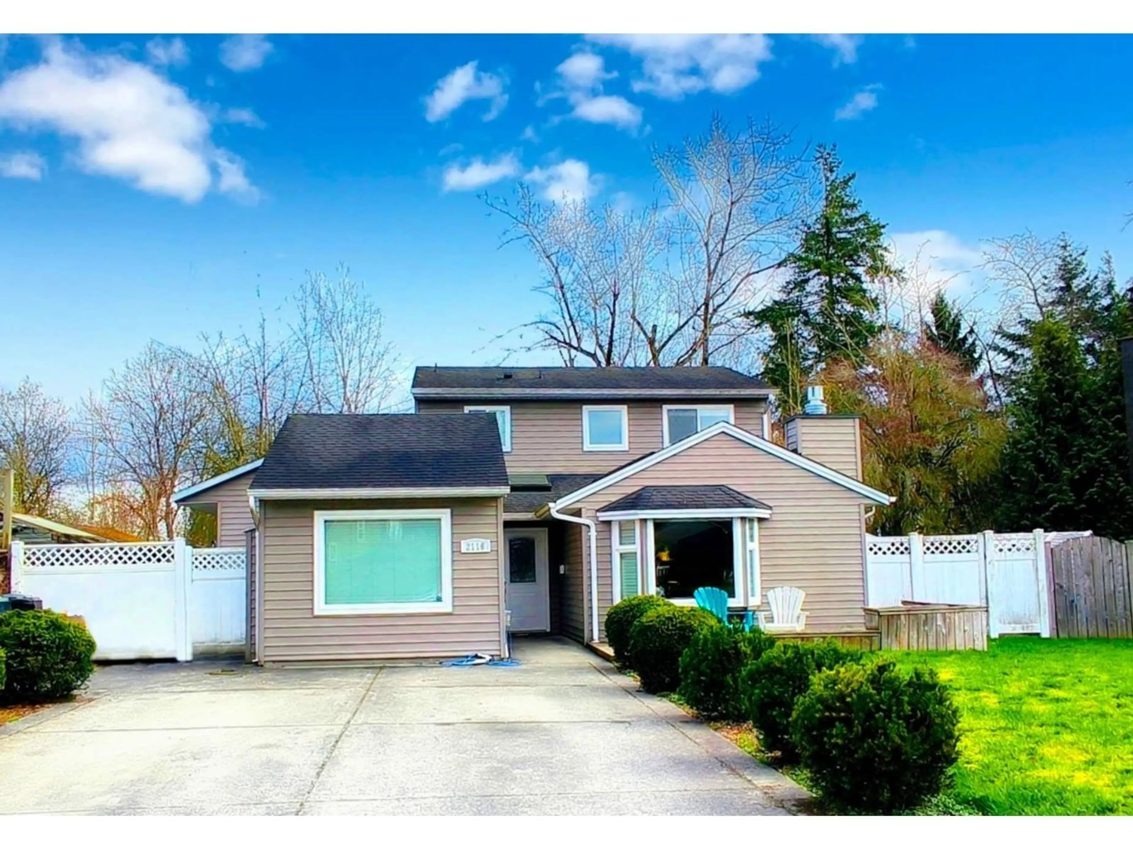 Home with vinyl exterior material, street for 2116 WINSTON, Langley British Columbia V2Y1H5