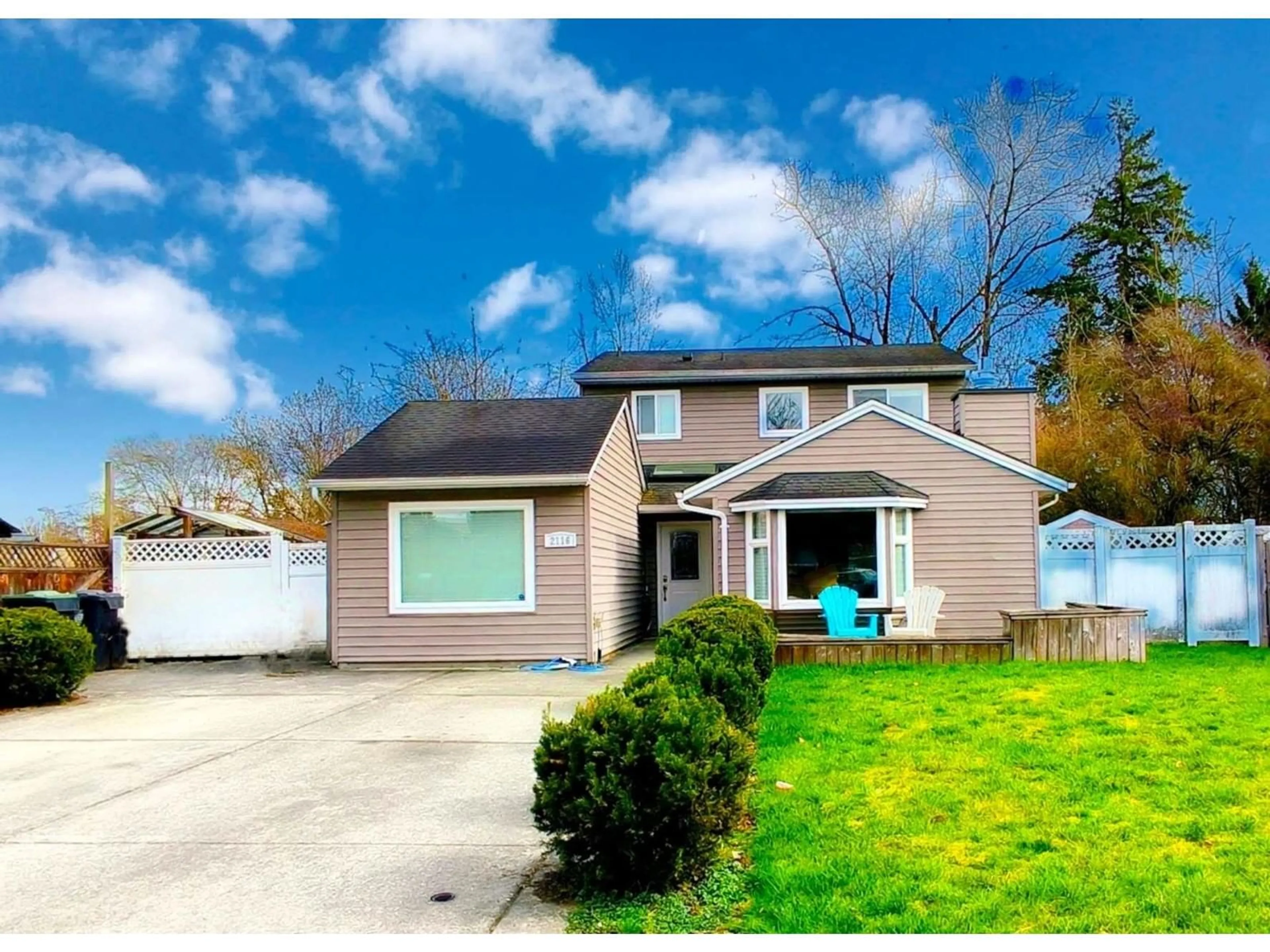 Home with vinyl exterior material, street for 2116 WINSTON, Langley British Columbia V2Y1H5
