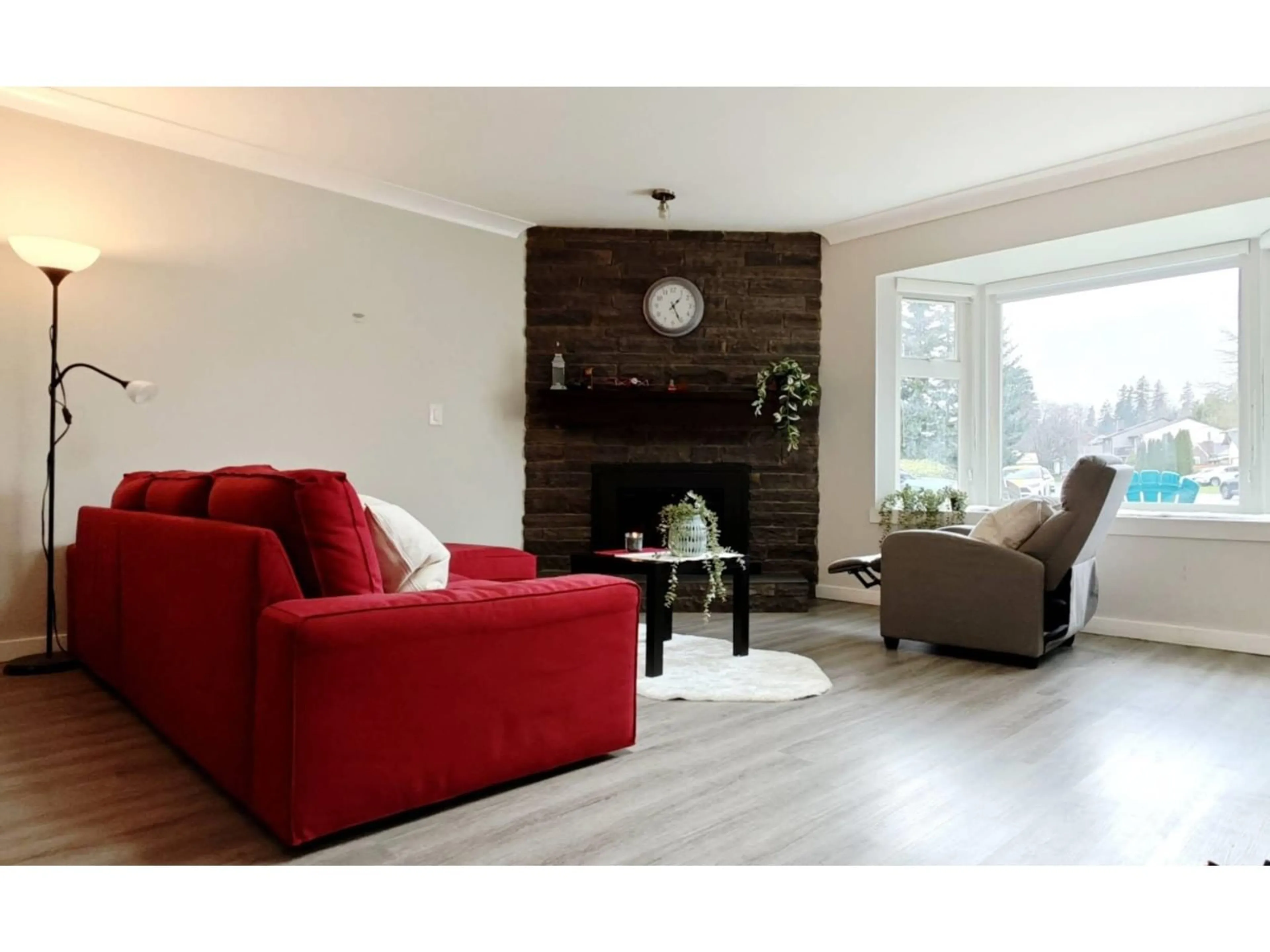 Living room with furniture, wood/laminate floor for 2116 WINSTON, Langley British Columbia V2Y1H5