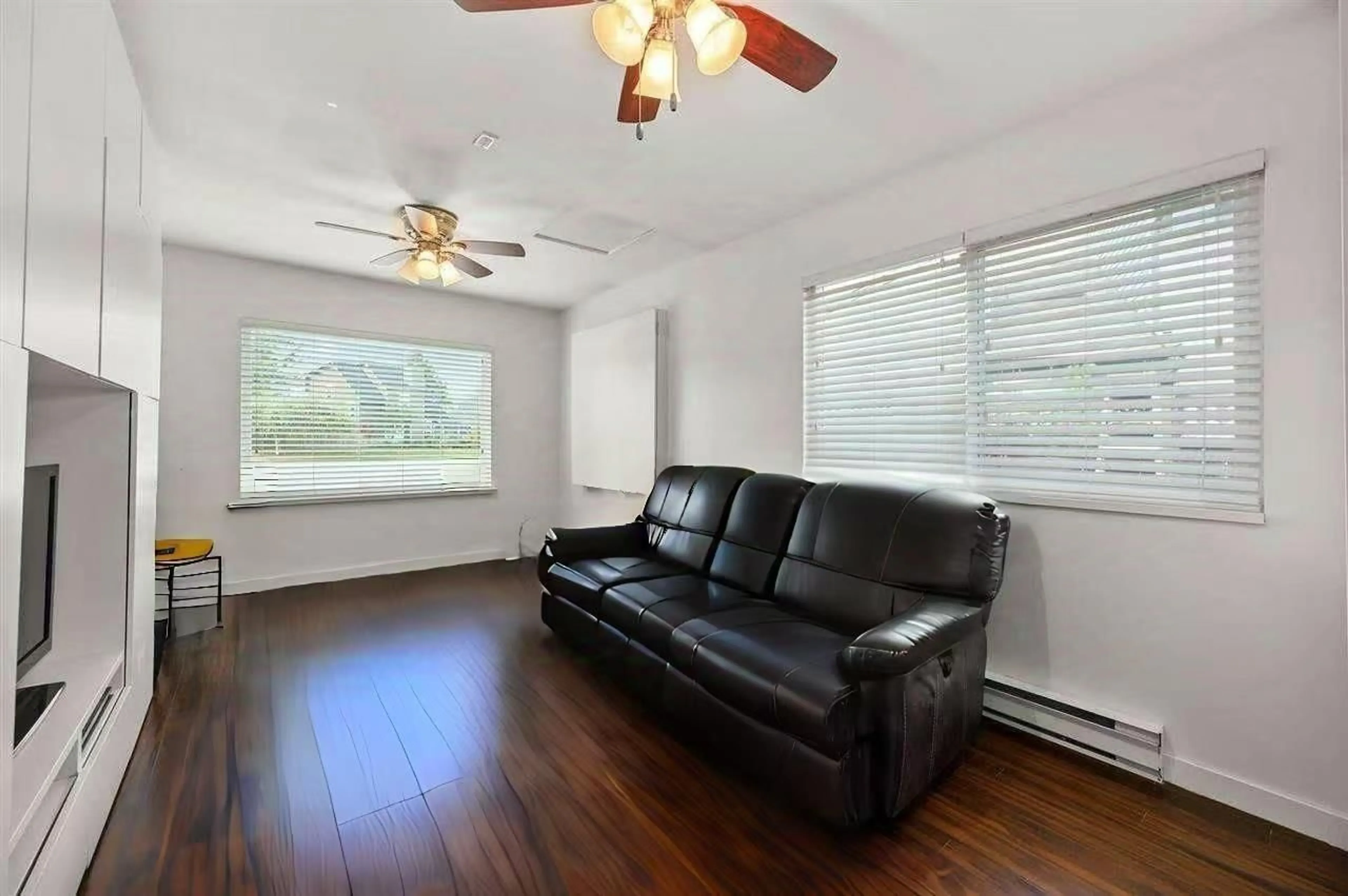 Living room with furniture, wood/laminate floor for 2116 WINSTON COURT, Langley British Columbia V2Y1H5