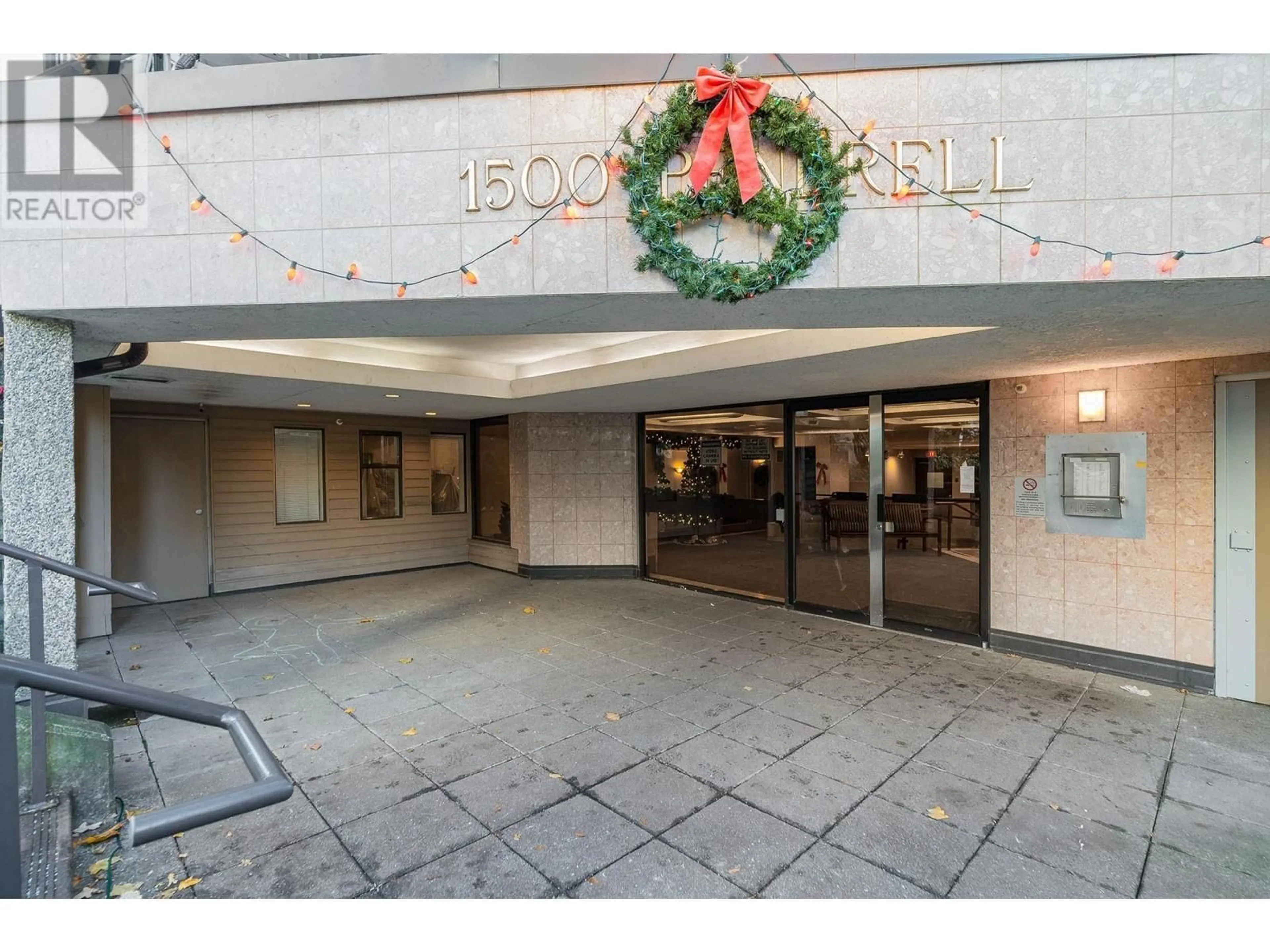 Indoor foyer for 109 1500 PENDRELL STREET, Vancouver British Columbia V6G3A5