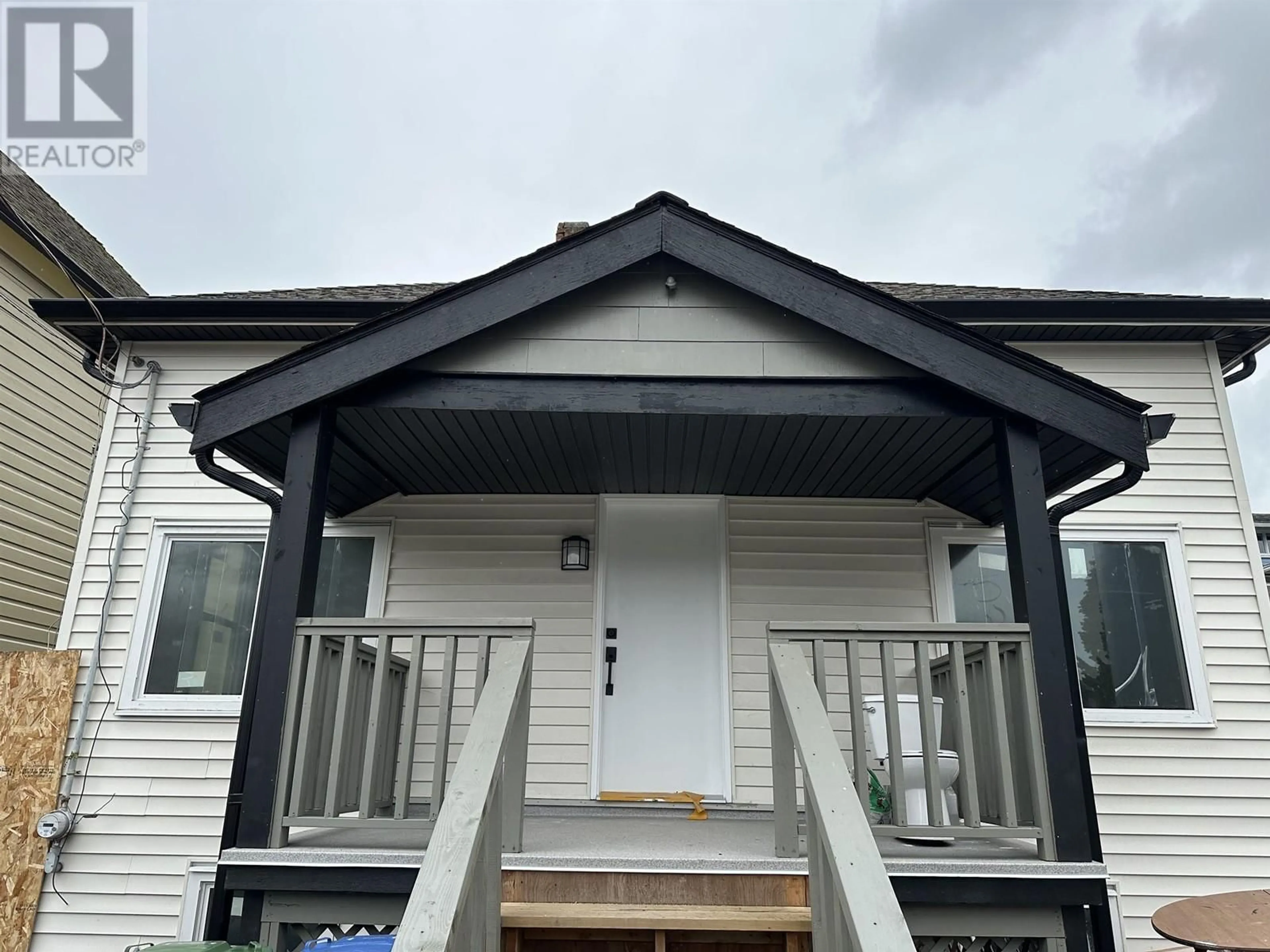 Home with vinyl exterior material, building for 805 MILTON STREET, New Westminster British Columbia V3M1M9