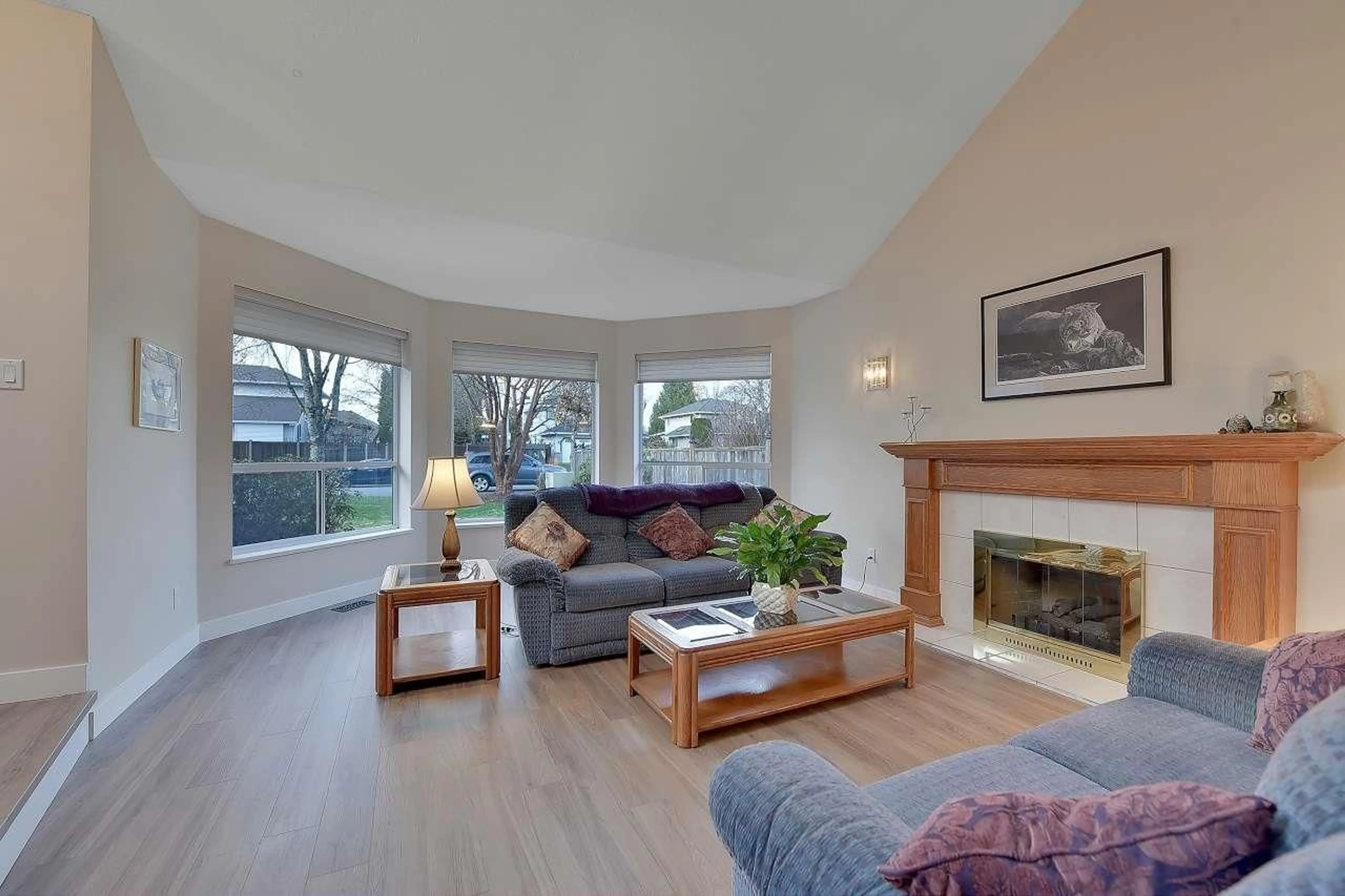 Living room with furniture, wood/laminate floor for 20554 96B, Langley British Columbia V1M2H4