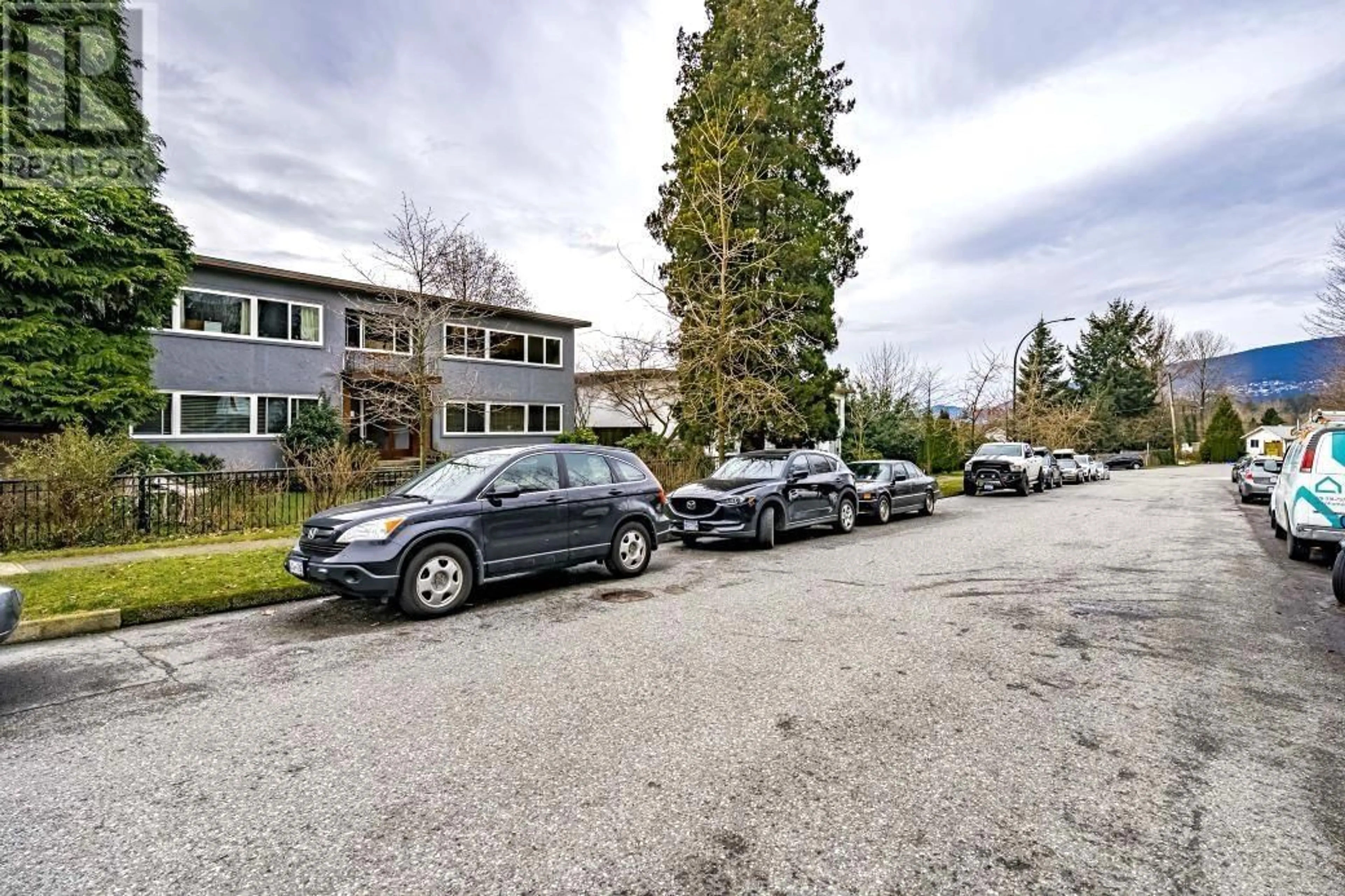 A pic from outside/outdoor area/front of a property/back of a property/a pic from drone, street for 6 - 369 4TH STREET, North Vancouver British Columbia V7M1J2