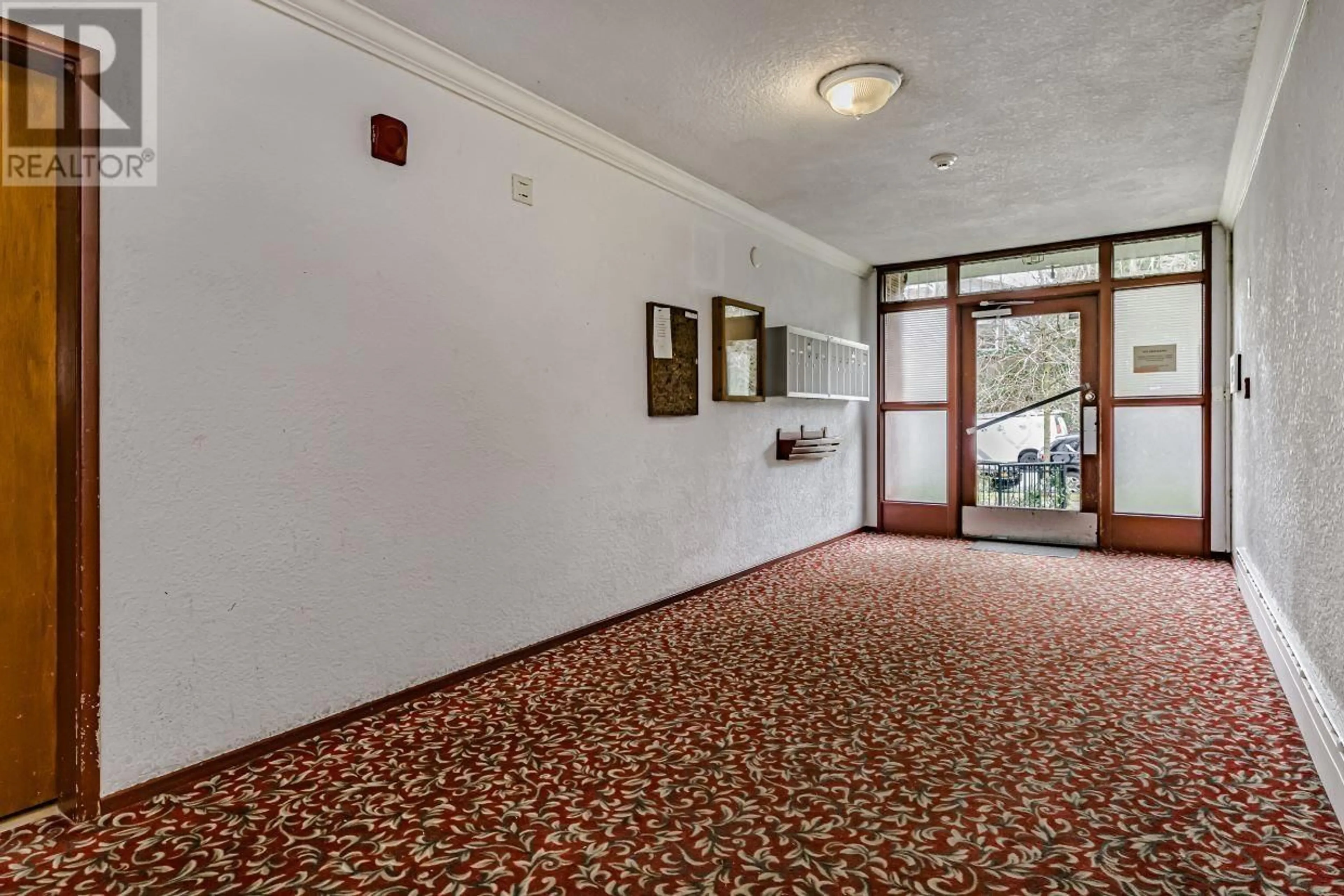 Indoor foyer for 6 - 369 4TH STREET, North Vancouver British Columbia V7M1J2