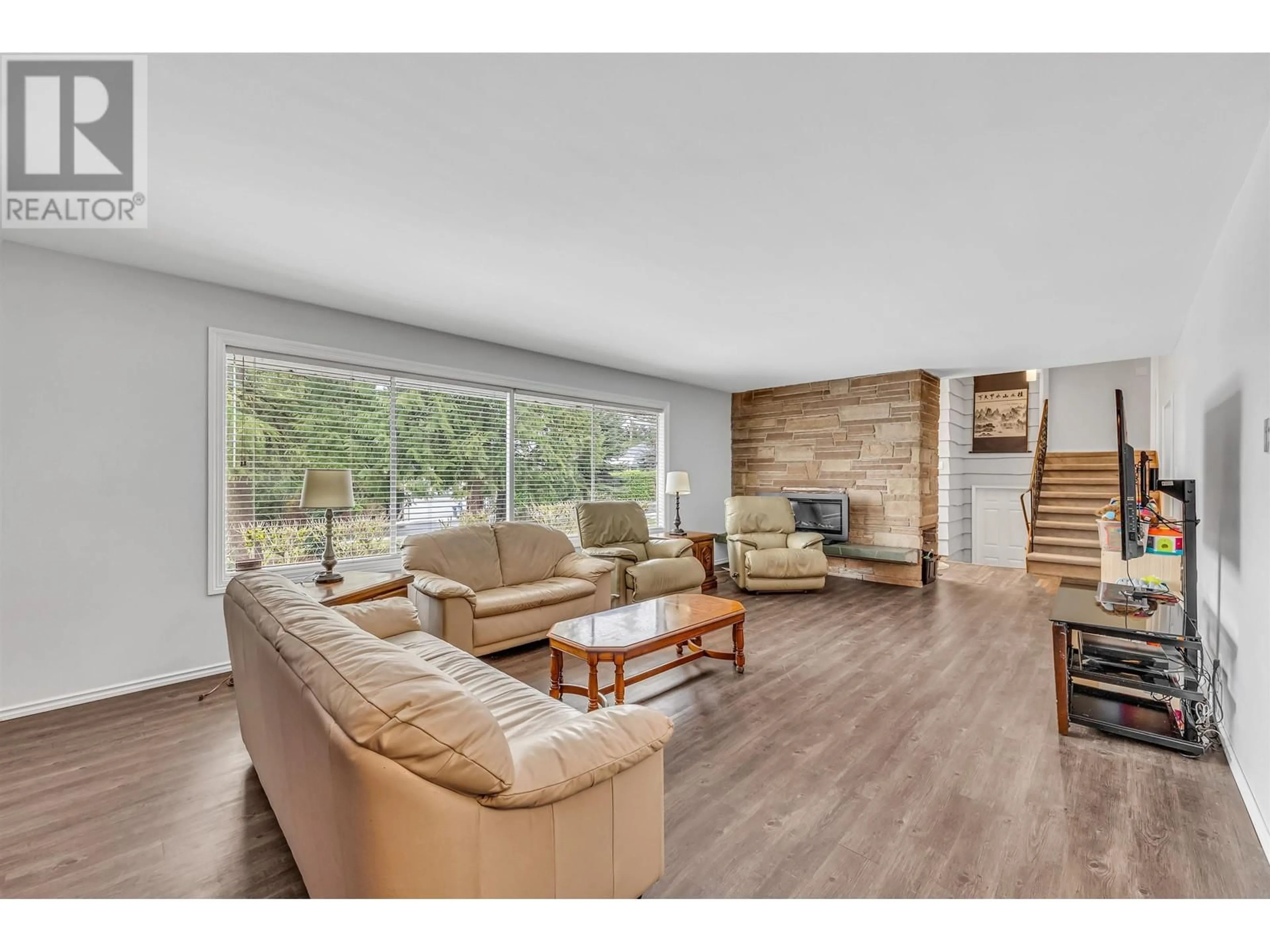 Living room with furniture, wood/laminate floor for 3100 STARLIGHT WAY, Coquitlam British Columbia V3C3R1