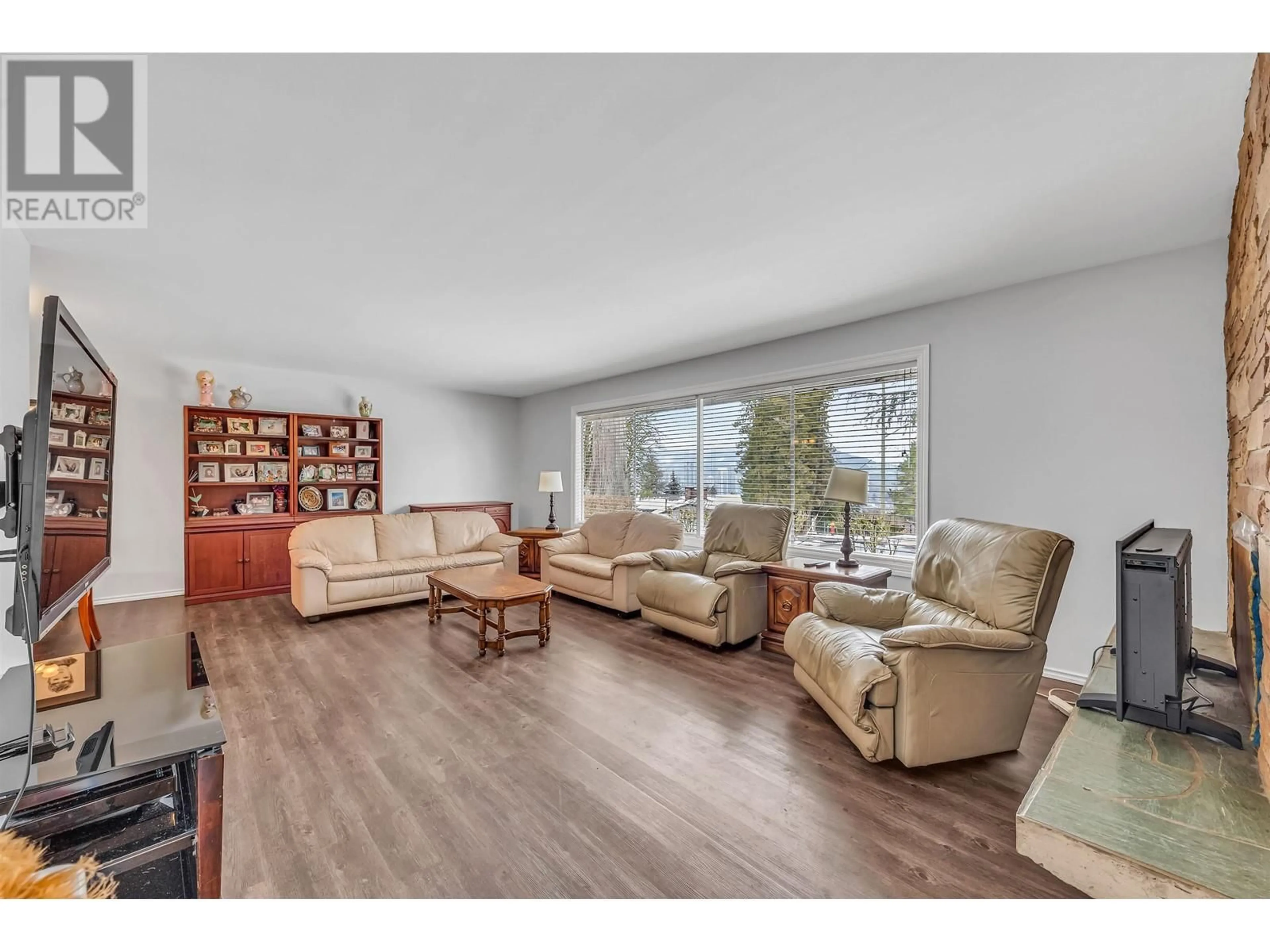 Living room with furniture, wood/laminate floor for 3100 STARLIGHT WAY, Coquitlam British Columbia V3C3R1