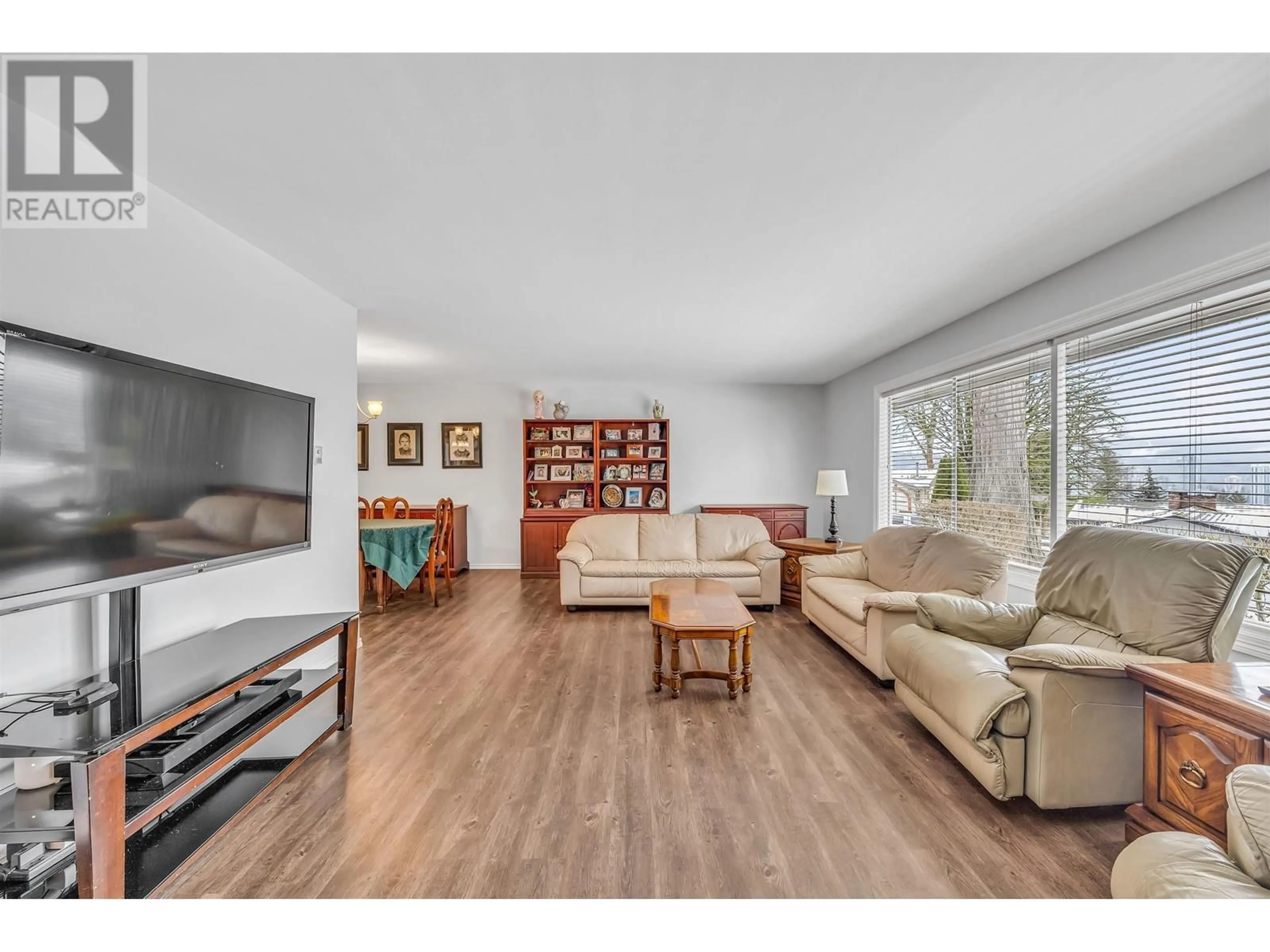 Living room with furniture, wood/laminate floor for 3100 STARLIGHT WAY, Coquitlam British Columbia V3C3R1