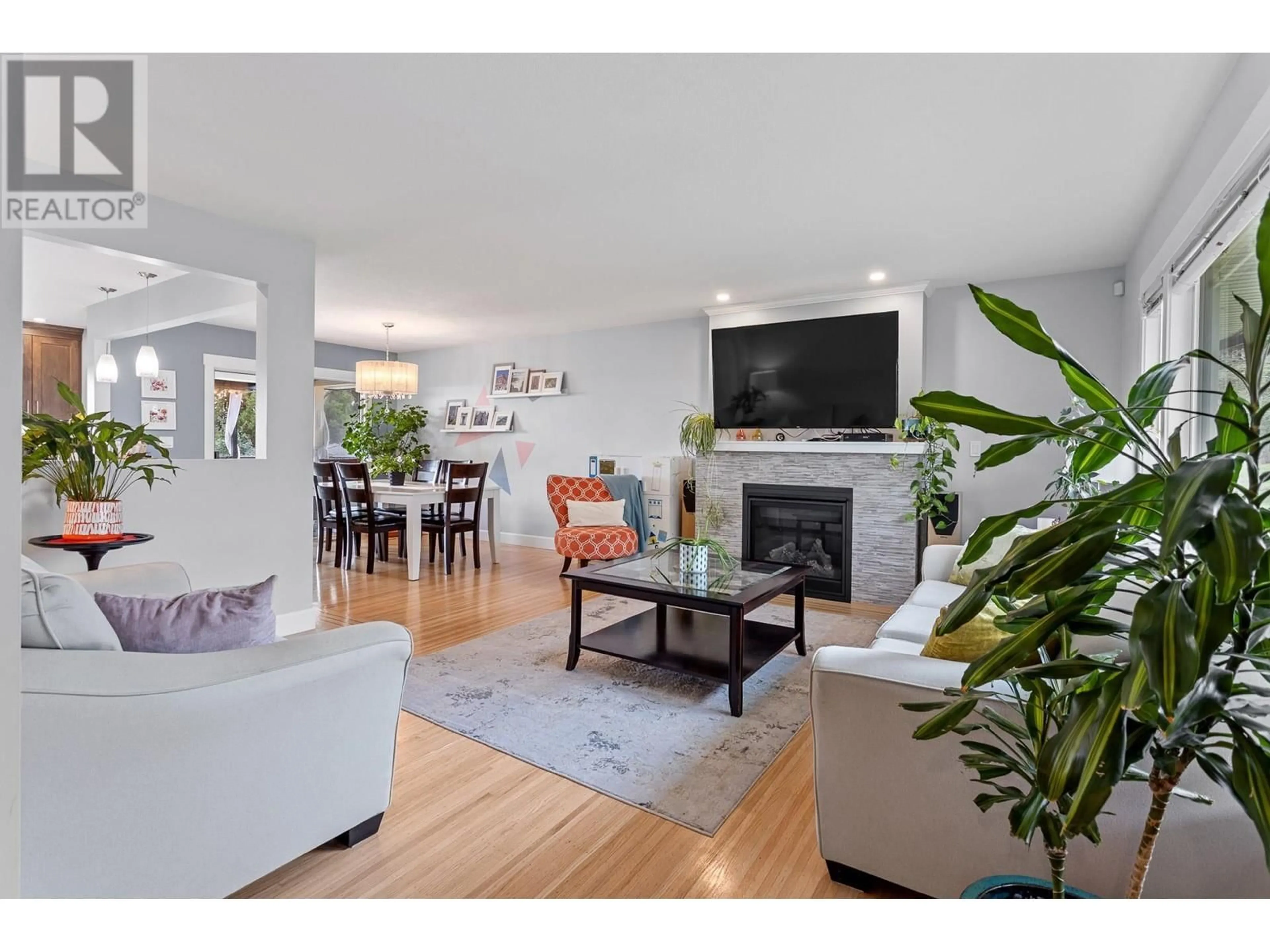 Living room with furniture, wood/laminate floor for 1120 ROCHESTER AVENUE, Coquitlam British Columbia V3K2X4