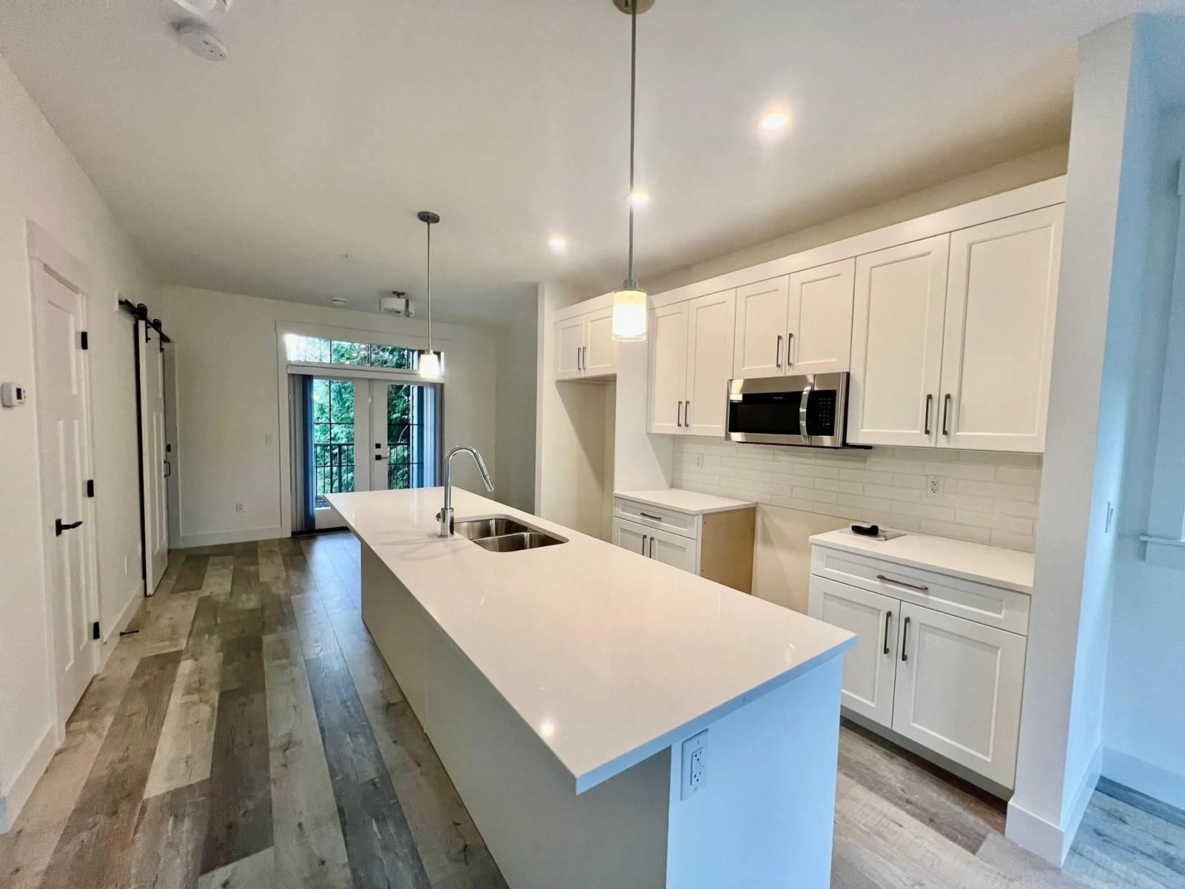 Open concept kitchen, ceramic/tile floor for 3 46339 HOPE RIVER ROAD|Fairfield Island, Chilliwack British Columbia V2P3P4