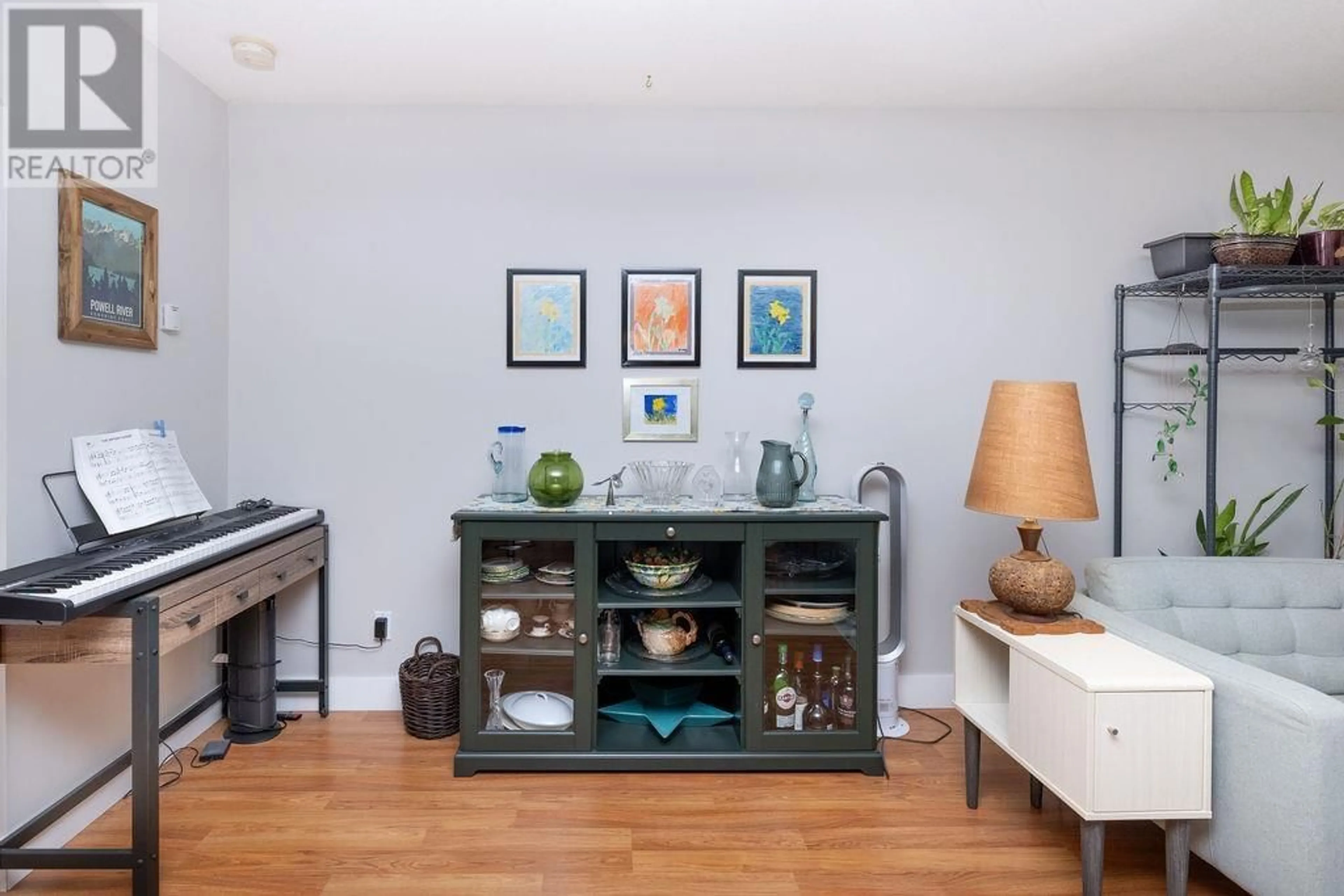 Living room with furniture, wood/laminate floor for 15 624 SHAW ROAD, Gibsons British Columbia V0N1V8