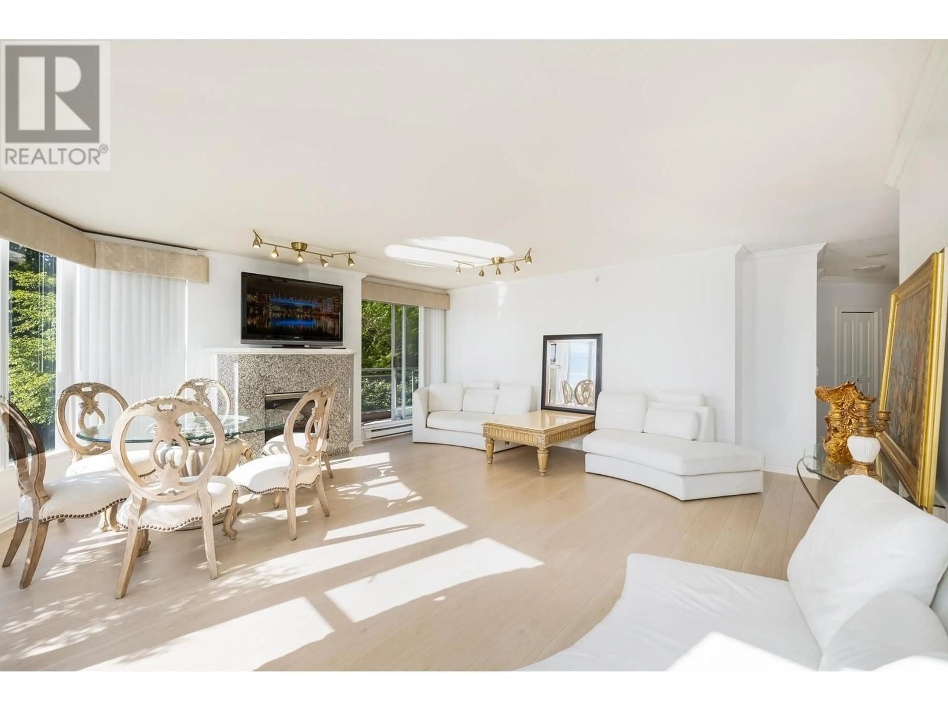 Living room with furniture, unknown for 201 - 588 16TH STREET, West Vancouver British Columbia V7V3R7
