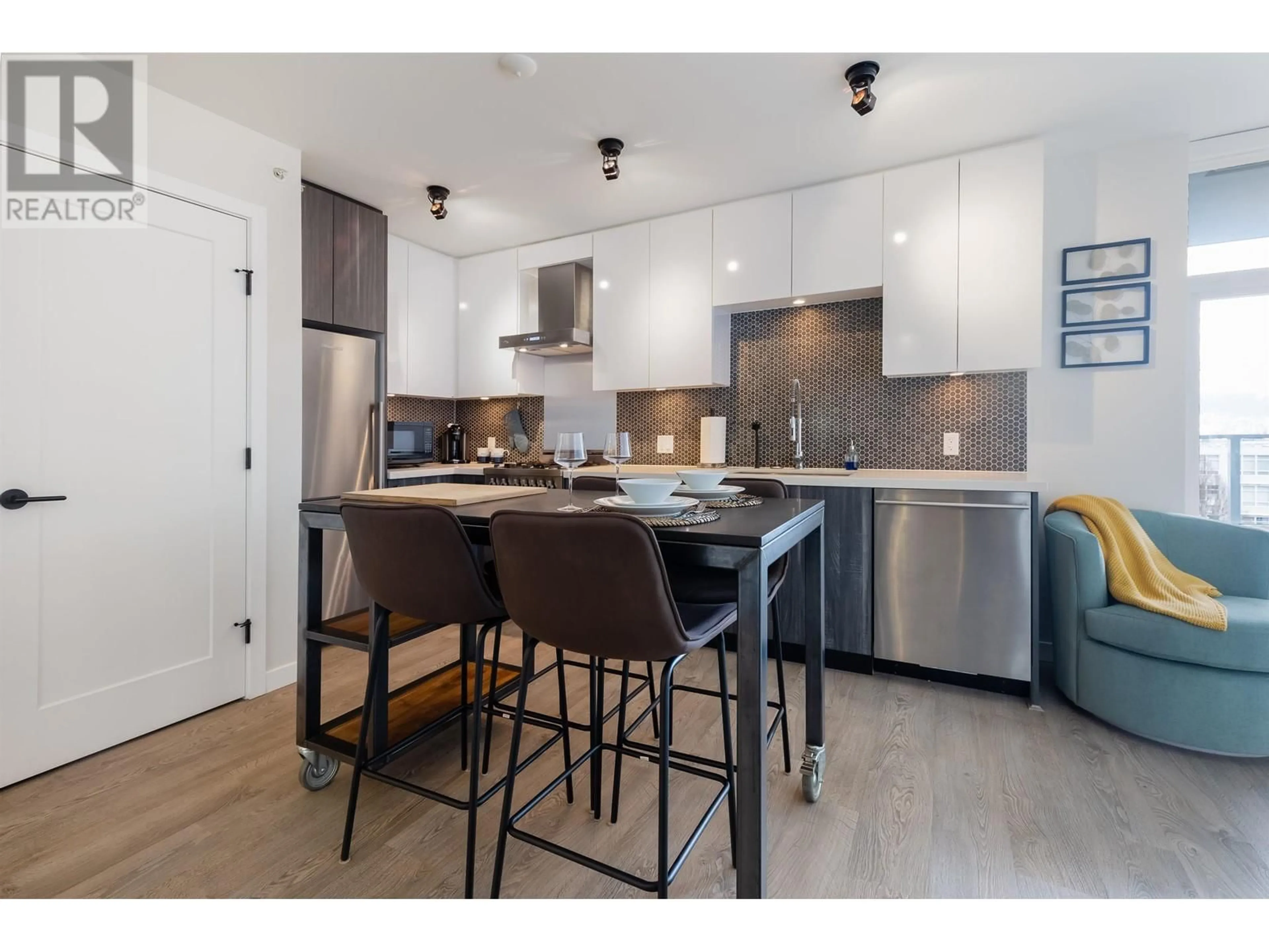 Open concept kitchen, wood/laminate floor for 521 - 311 6 AVENUE, Vancouver British Columbia V5T1J9