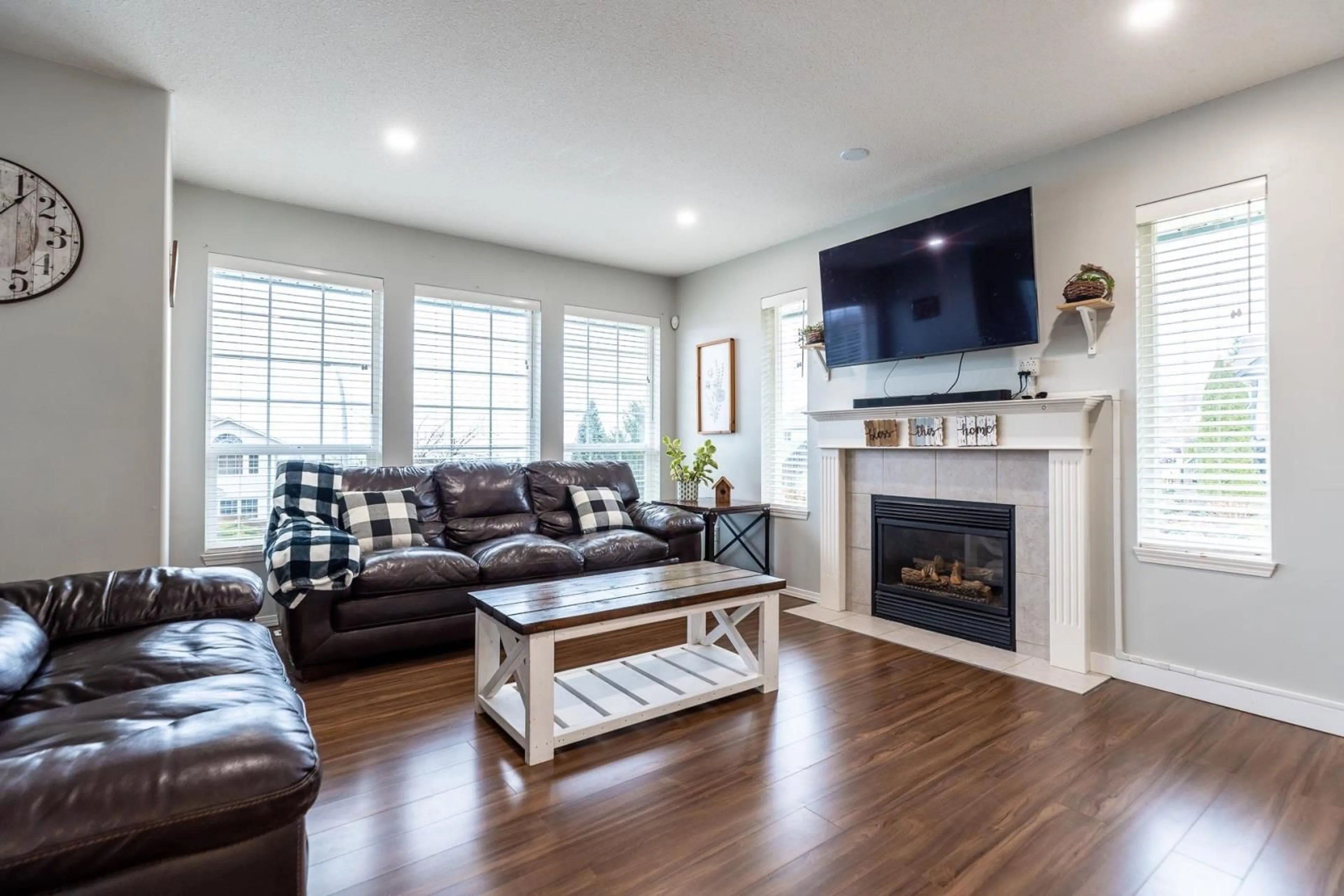 Living room with furniture, wood/laminate floor for 46265 VALLEYVIEW ROAD|Promontory, Chilliwack British Columbia V2R5P7