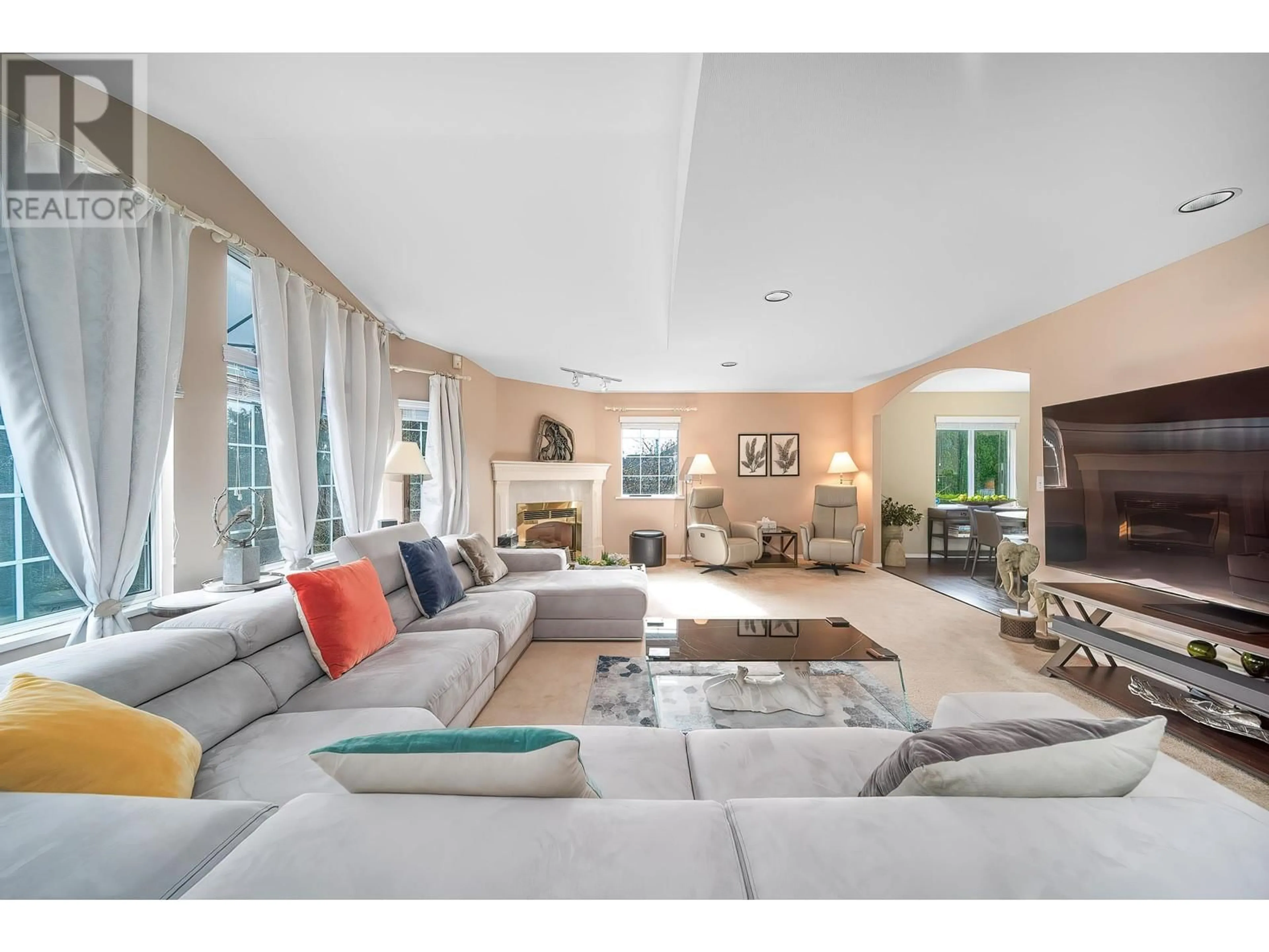 Living room with furniture, unknown for 1516 PARKWAY BOULEVARD, Coquitlam British Columbia V3E2V7