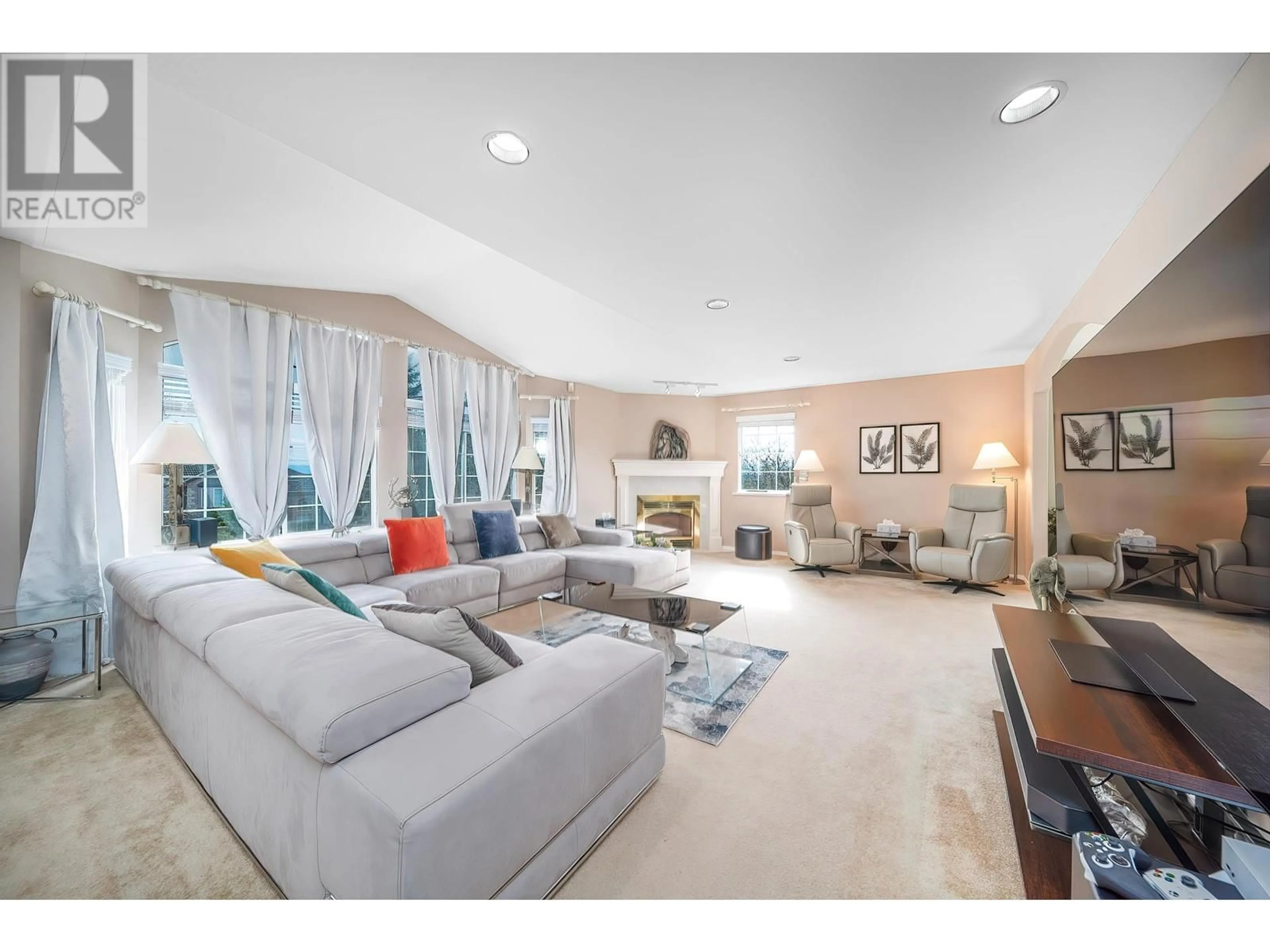 Living room with furniture, unknown for 1516 PARKWAY BOULEVARD, Coquitlam British Columbia V3E2V7